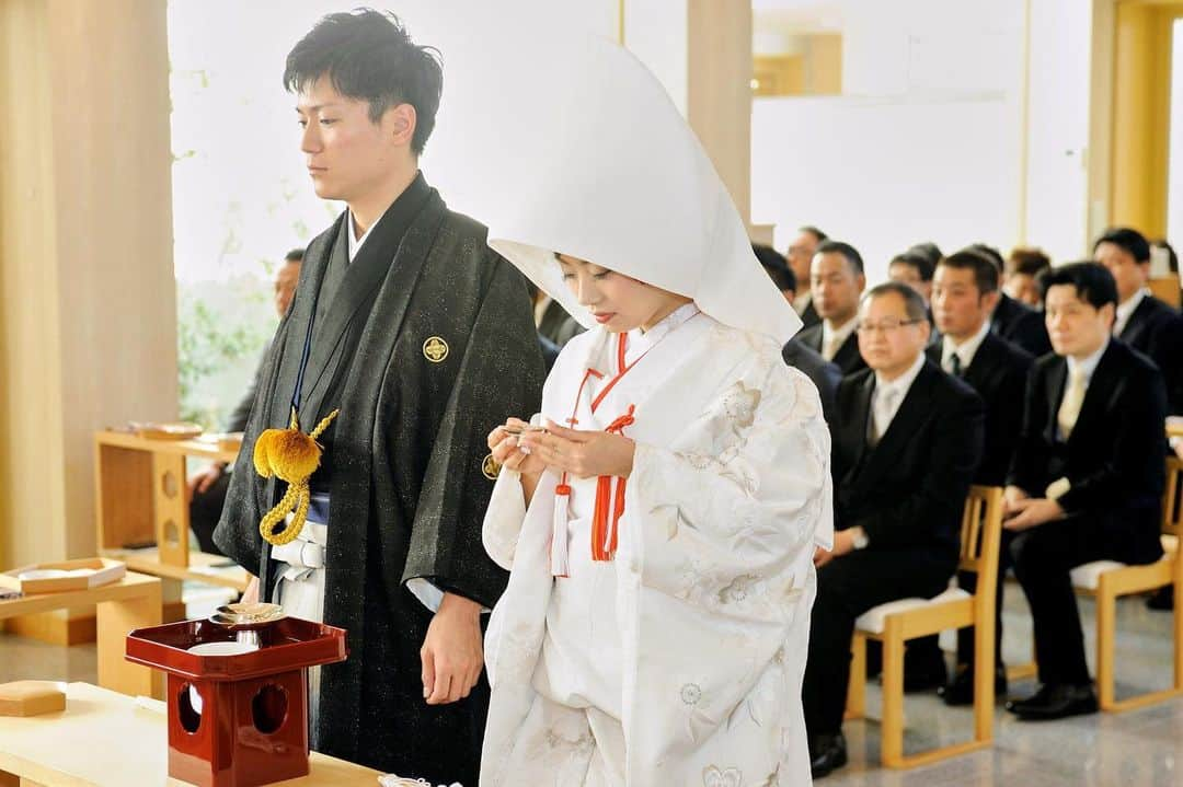 八雲迎賓館 【結婚式 パーティ 記念日 人生儀礼】福井さんのインスタグラム写真 - (八雲迎賓館 【結婚式 パーティ 記念日 人生儀礼】福井Instagram)「. . ♡八雲の卒花さんレポ♡ 2019年3月挙式K様 . 神前式「結び式」での 三三九度。 夫婦としての契りが結ばれる 大切な儀式です☺️❤️ . #八雲迎賓館  #神前式 #結び式 #むすび式 #三三九度 #挙式 #儀式 #福井 #福井県 #福井市 #結婚式 #結婚式場 #福井結婚式 #福井結婚式場 #福井の結婚式場 . #結婚式の写真 #白無垢 #紋付袴 #和装 #新郎新婦 #カップルレポート #結婚式レポ #八雲の卒花さん #photolinx #フォトリンクス #スナップ #専属カメラマン」6月6日 16時14分 - yakumogeihinkan