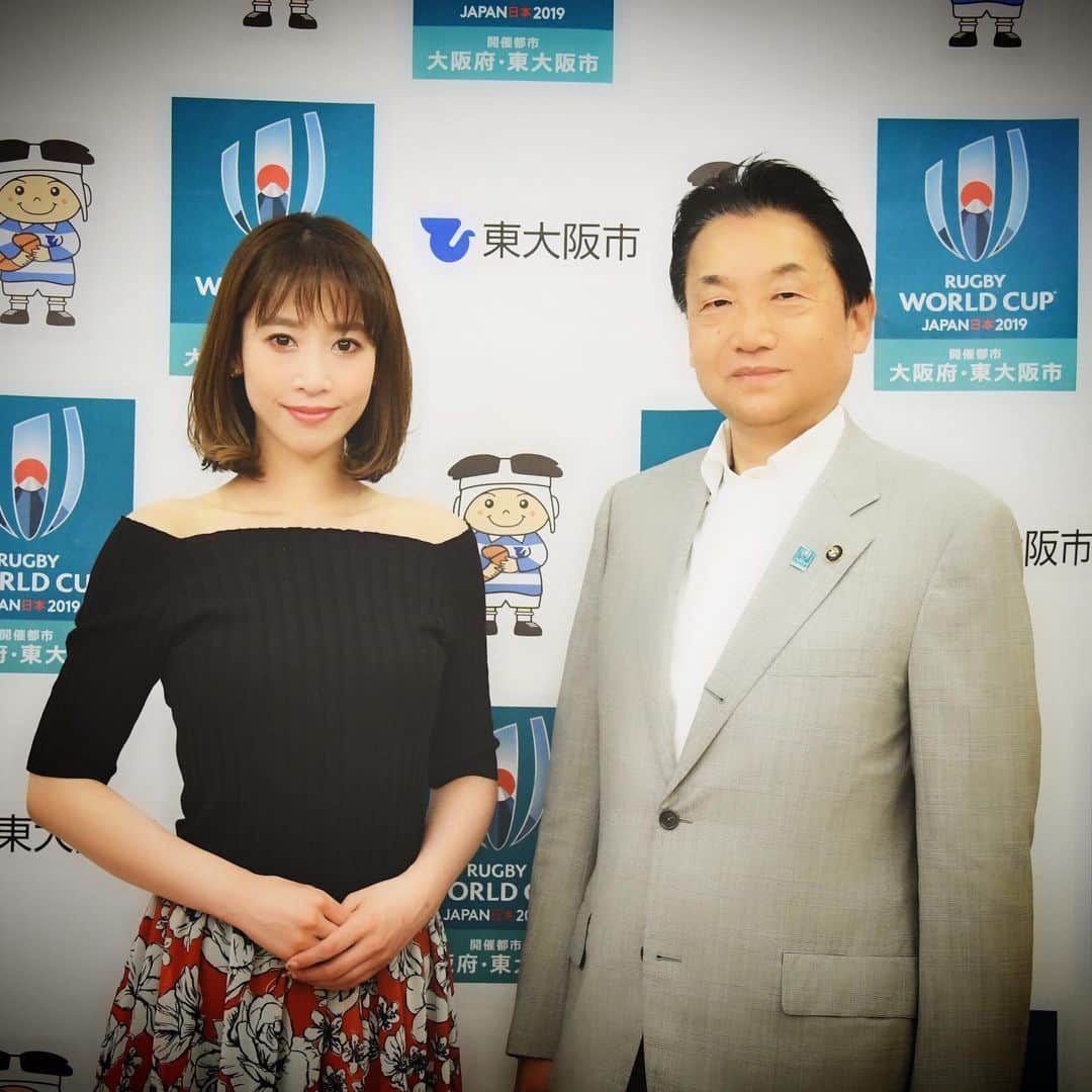 龍真咲さんのインスタグラム写真 - (龍真咲Instagram)「東大阪市長 にご挨拶✨  G20、ラグビー、万博、サッカー、文化創造館… 世界に轟く中小企業だけではないんだよ、東大阪は😄  生まれ故郷大阪府、そして東大阪と共に成長したいです。それが今のわたしの夢の１つでもあります❗️ 大阪大阪あれもこれもあるで。 大阪大阪ええとこやでおいで。 大阪大阪龍真咲もおるで。 笑。  #東大阪市長野田義和 様 #龍真咲は大阪府東大阪市出身  #宝塚時代に1日署長経験なくて。。。やってみたい。。。♡ お洋服は #AULA トップス👚 #ainea_official スカート。 だにょ。」6月6日 16時14分 - masaki_ryu