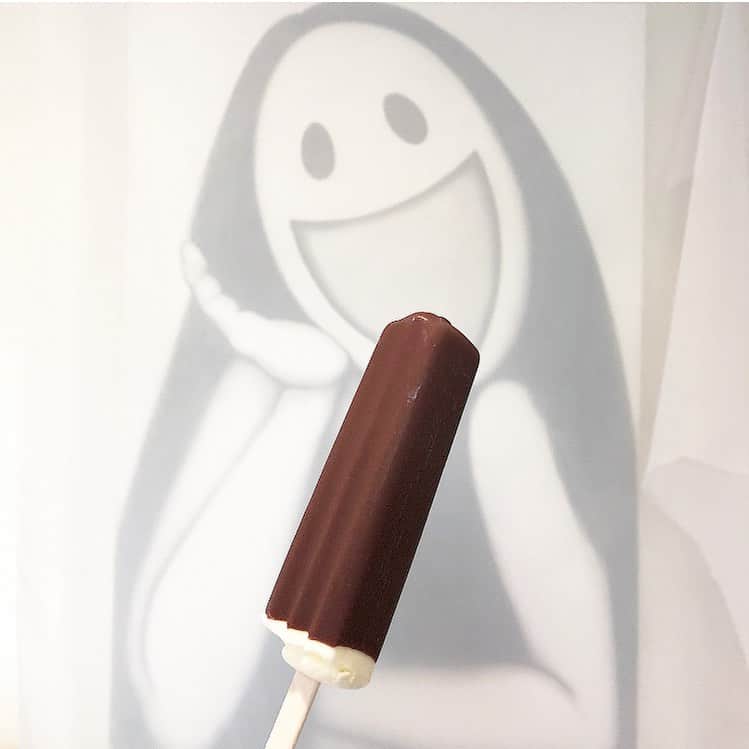 榊山敬代のインスタグラム：「🍦… ・ 木曜日の午後は 東京31度の巻🌞  アタマの中も暑いし アトリエもあついし  ということで  クーラーは使わないで アイスでクールダウン  さて  個展会場のイメージが 大分みえてきましたが ・ ・  実現できますでしょうか…と とりあえず見取り図をもとに 展示イメージまとめ中のとき  今回は会場が21メートル程と 細長い空間なのでその長さを いかした展示にしたいなぁと … ・ ・ 🤔… ・ ・ ・ ・ ・ 🕯展示情報… ・ 『 榊山敬代日本画展 』 … 〈Fancy〉  うつろい色の物語  会期：令和元年6月22日(土)〜7月7日(日) 会場：株式会社 豆子郎  豆子郎の里 茶藏唵内 御迎処 … ・ (山口市大内御堀一丁目1番3号) 開館時間／10:00〜17:00 ※6月22日に限りましては22時まで開館  入場料 無料  作家在廊日 6月22日  https://toushirou.info/shop/sakuraan/sakurakan ・ ・ 主催 協賛／株式会社豆子郎 ・ ・ ・ ---------------------------------------- ・ ・ ・  この度は 山口の老舗和菓子店 株式会社豆子郎  豆子郎の里 茶藏唵内 御迎処にて 日本画展を開催いたします。  四季を感じ 季節を敬う日本人の心を伝える 日本庭園「大内四季庭」が一望できます  茶藏唵内 御迎処 を会場にて  榊山敬代 代表作シリーズであります 『Fancy』シリーズを通して うつろい色の物語 をお届けいたします。  展示初日の6月22日夏至では 毎年恒例の豆子郎キャンドルナイトが 開催されます機会に 今期はキャンドルの灯りでFancyの世界を鑑賞する  新たなこころみの日本画展を開催いたします。  また翌日23日より七夕までの期間では 自然光の気配と共に清々しき絵肌へ心を寄せて  日本画の うつろい色 の世界をご堪能ください… ・ ・ ・  #きょうのアトリエ  #アトリエこんなもん #SAKAKiYAMATAKAYO  #アート #art #painting #pictures  #icecream  #アートのある暮らし#Fancy #ファンシーちゃん  #fairy  #きょうのFancy #日本画 #日本画展 #絵画 #芸術  #art  #Japaneseart #artist #exhibition #日本画家 の #個展 #準備中 #sweets #アイス #ice #アイス好き」
