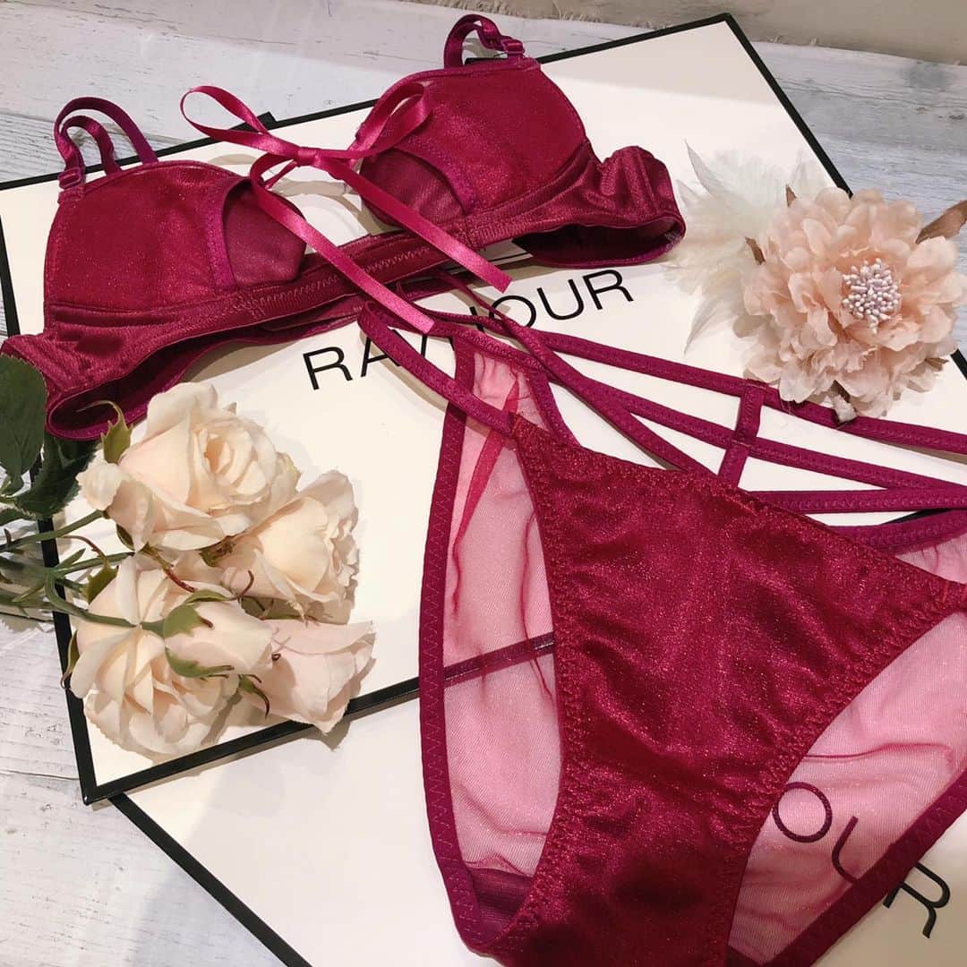 Ravijour札幌4丁目プラザ店のインスタグラム：「#ONSALE  モード感のあるグリスニング🎀  詳しくはBLOG書きました！ TOPのURLから飛んでください✈️💕 #ラヴィジュール  #ravijourstaff  #ravijourofficial  #ravijoursappro  #ravijour_official」