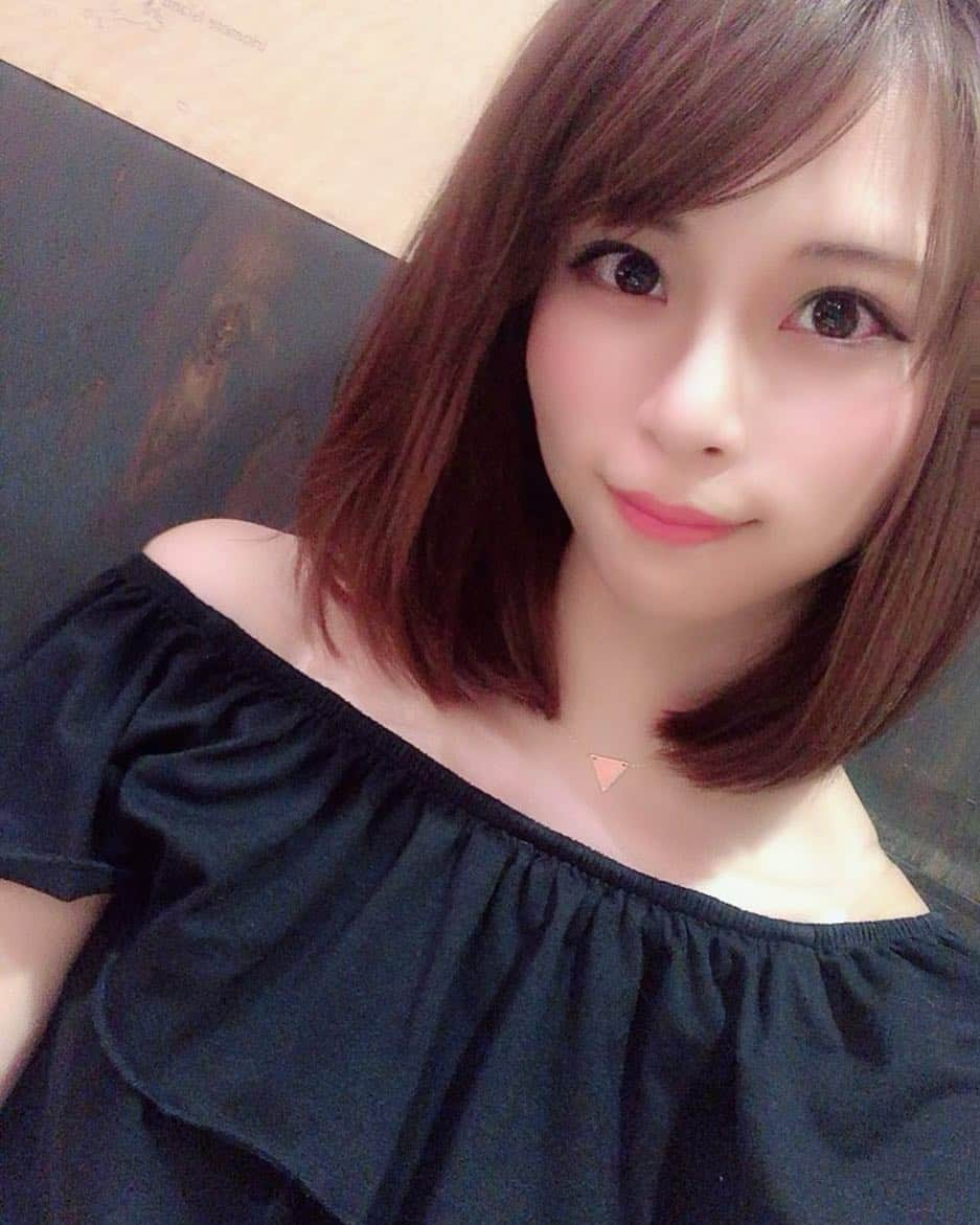 山本成美さんのインスタグラム写真 - (山本成美Instagram)「. レブライトとセルトーンしてきた♡  セルトーン最近やり始めたけど ガチガチに固まった脂肪が柔らかくなる!! その後お家帰って脂肪バイバーイってマッサージしてる😆✨ . 痩せますように🙏 . . . #エスビューティークリニック  #渋谷美容クリニック #渋谷 #レーザー治療 #美容 #レブライト #ピーリング #美肌 #美活 #女医 #肌ケア #ダイエット #痩せたい #脚やせ #肌荒れ改善 #sbeautyclinic #sibuya #beauty #face #instabeauty #lifestyle #me #diet」6月6日 16時34分 - narumi_vivi