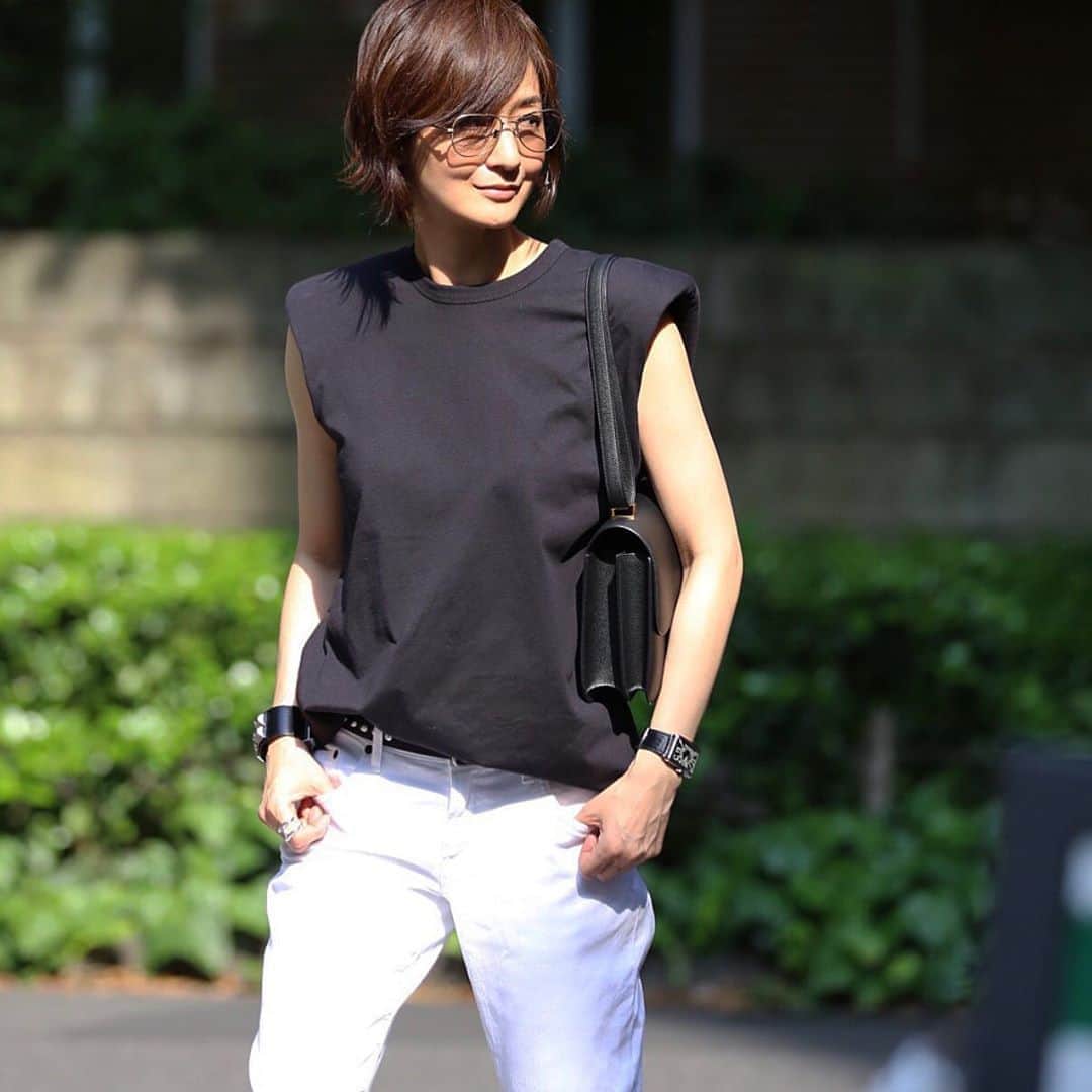 富岡佳子さんのインスタグラム写真 - (富岡佳子Instagram)「#outfit  我ら肩パットは2巡目です🤣 試着してみるまでは抵抗ありましたがTシャツだとトライ出来ました。 アイテムについてはスワイプ&タップしてみてね！ #eyewear …#oliverpeoples × #therow レンズは調光レンズにしています」6月6日 16時34分 - yoshikotomioka
