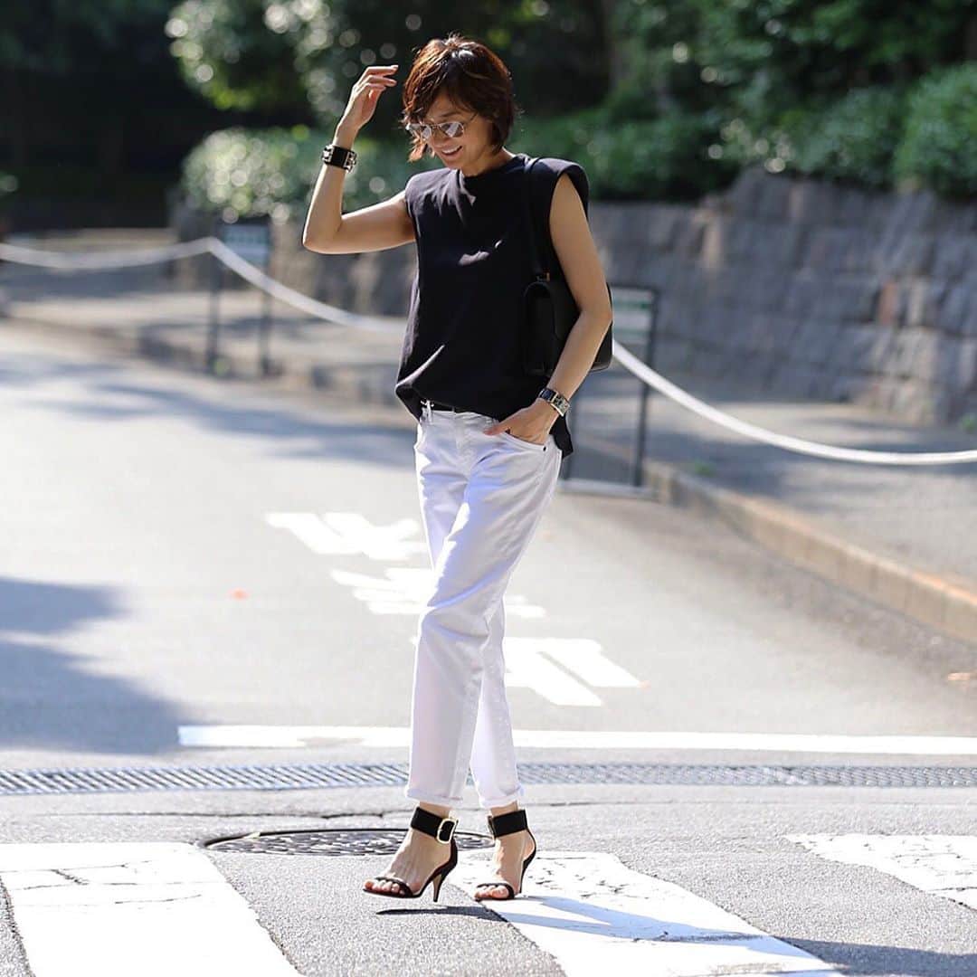 富岡佳子さんのインスタグラム写真 - (富岡佳子Instagram)「#outfit  我ら肩パットは2巡目です🤣 試着してみるまでは抵抗ありましたがTシャツだとトライ出来ました。 アイテムについてはスワイプ&タップしてみてね！ #eyewear …#oliverpeoples × #therow レンズは調光レンズにしています」6月6日 16時34分 - yoshikotomioka