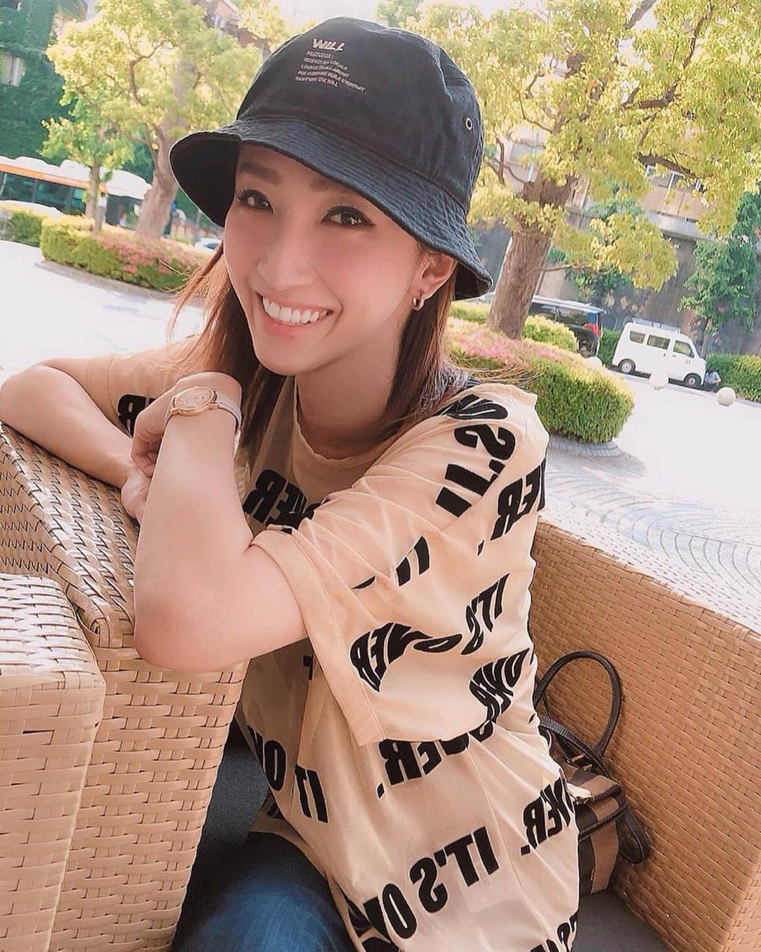 のインスタグラム：「・ 今日も暑みだったのでしっかり紫外線予防‼︎ もちろん雨でも私は日焼け止めはかかせまへん。 私が愛用している日焼止めは持ち運びも便利で子供と使えるのにSPF50!!手のべたべたも気にならない‼︎ @mishiilist の物だよ〜‼︎お揃いでボディーソープも一緒‼︎ みかねぇ @mikatakahashi1971 が 作った物だから100%の信頼❤️超絶おすすめよ〜ん‼︎ ． #明日から梅雨ってほんま#いやぁぁぁぁあ #ちゃんと自分が愛用してる物しか載してまてぇん」