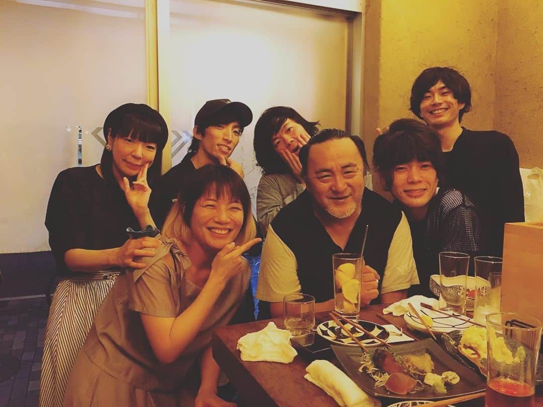 やおたくやさんのインスタグラム写真 - (やおたくやInstagram)「カオちゃん真緒さん森くんと。大槻さん(札幌ペニーレーンの店長)が退職なさるということで演奏をしてプレゼントしました。 1人の人を喜ばせる事の大切さを改めて感じました。  カオちゃんはもともと飲み仲間なんだけど、初めての真緒さんと飲みグルーブ高まり過ぎ怖い。  #本棚のモヨコ #bigmama  #クリープハイプ」6月6日 16時42分 - yaotakuya