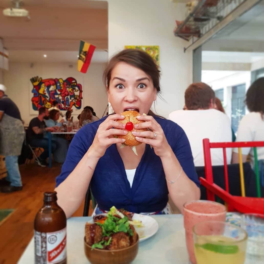 レイチェル・クーさんのインスタグラム写真 - (レイチェル・クーInstagram)「Must be time for another holiday - it's been just over a year since I was tucking into this delicious veggie burger in Paris 🇫🇷 Are you planning a summer break? ☀️ #TBT . . . . . . . #RachelKhoo #ThrowbackThursday #Paris #SummerHoliday #veggie #burger #RKTravels」6月6日 16時35分 - rachelkhooks
