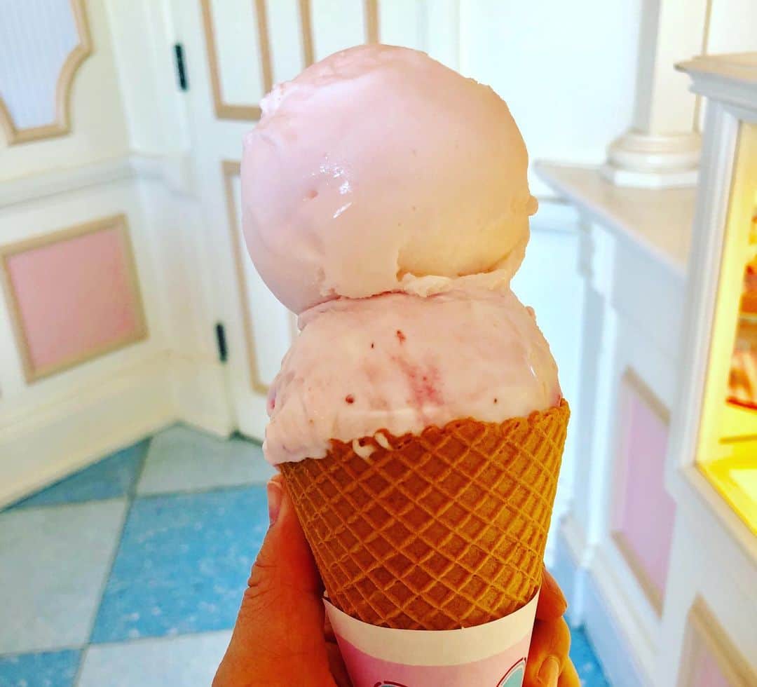 三宅智子さんのインスタグラム写真 - (三宅智子Instagram)「暑くて死にそうだったので、アイス！  私は、ストロベリーチーズ&ピーチシャーベット！  息子はソフトクリーム＆チョコレート！  ミッキーのクッキー可愛い💕」6月6日 16時35分 - tomoko1121m