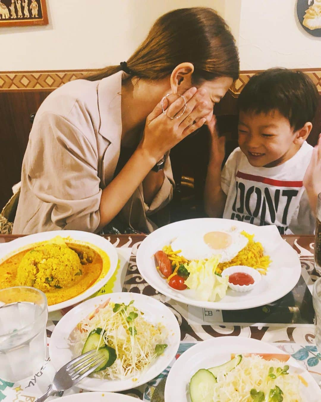 スザンヌさんのインスタグラム写真 - (スザンヌInstagram)「ずーっと食べたかった﻿ #スリランカ 🇱🇰の#カレー 🍛 ﻿ 妹もおんなじ気持ちだったみたいで ﻿ ﻿ 何食べる？スリランカ？わかる！﻿ みたいなやりとりしてランチ🍽﻿ ﻿ わたしはからーいのが好きで辛めに😍くせになる辛さ🔥﻿ やっぱり美味しい🖤﻿ ﻿ 息子は日に日にひょうきんきなっていくから面白い！😊﻿ このときもずっと変な顔して妹を笑わせてたw﻿ ﻿ このドレッシングで食べると﻿ 野菜が永遠に食べられそうな気がしてたら売ってたから買ってみた🙆‍♀️﻿ 家でもこのサラダ🥗が食べられると思うと嬉しいな！﻿ ﻿ 妹にも🇦🇺のお土産渡せて﻿ 主に姪っ子の服。﻿ 🍉の帽子は👒息子が選んだやつ😍似合いそうだ😊」6月6日 16時39分 - suzanneeee1028