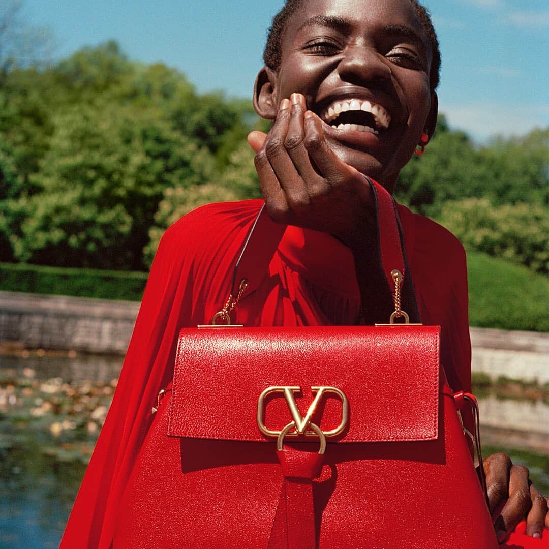 Valentinoさんのインスタグラム写真 - (ValentinoInstagram)「What’s your favorite color?  For @sokhnaforreal it’s a tie between red and red.  #VRosso directed by @felix_cooper at #VillaPisani, featuring the Valentino Garavani #VRING bag」6月6日 16時40分 - maisonvalentino