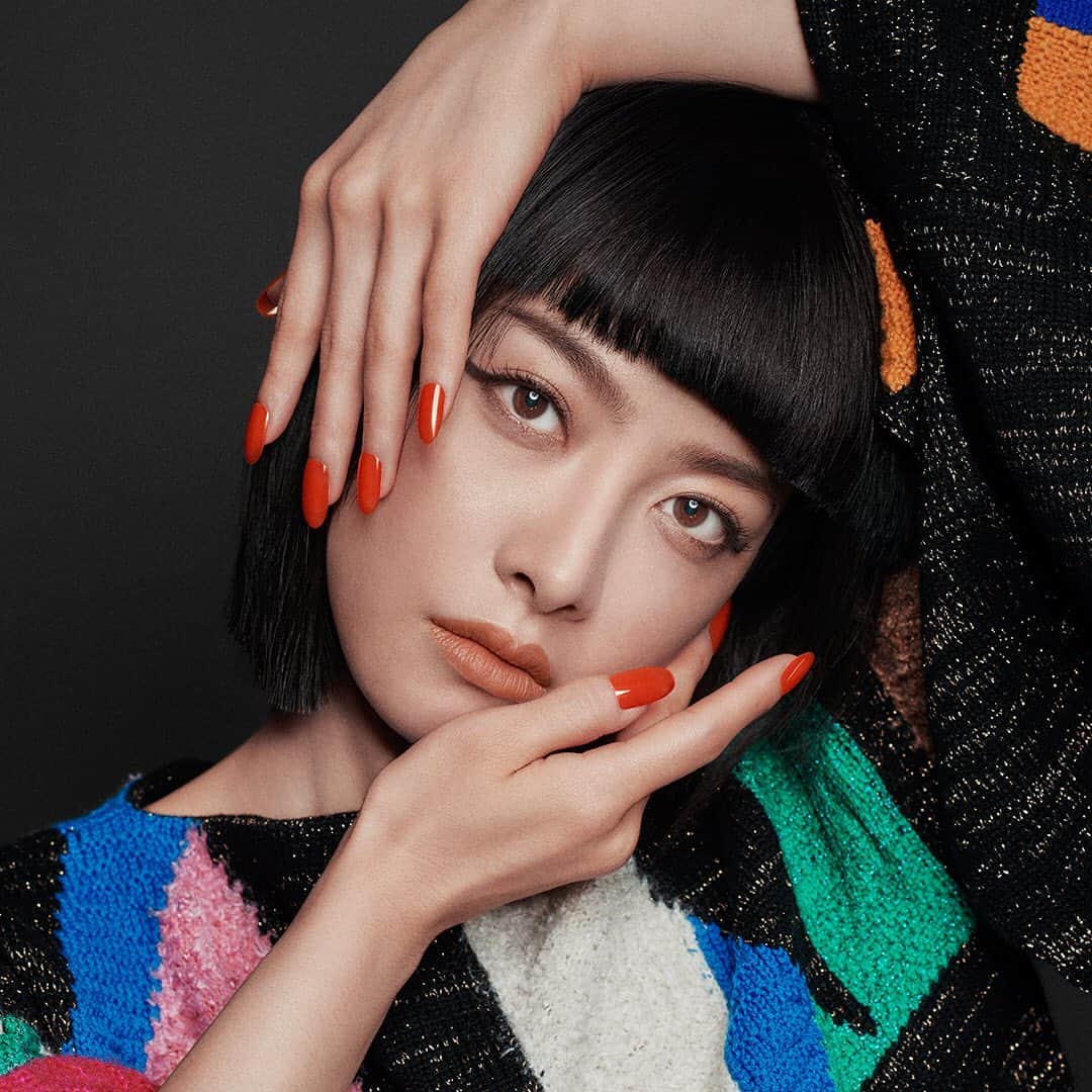 シャネルさんのインスタグラム写真 - (シャネルInstagram)「Victoria Song was lensed by photographer @yucongyucong for Harper’s Bazaar China in a multicoloured #CHANELMetiersdArt 2018/19 cashmere knit. #CHANEL @victoria02_02 @harpersbazaarcn」6月6日 16時40分 - chanelofficial