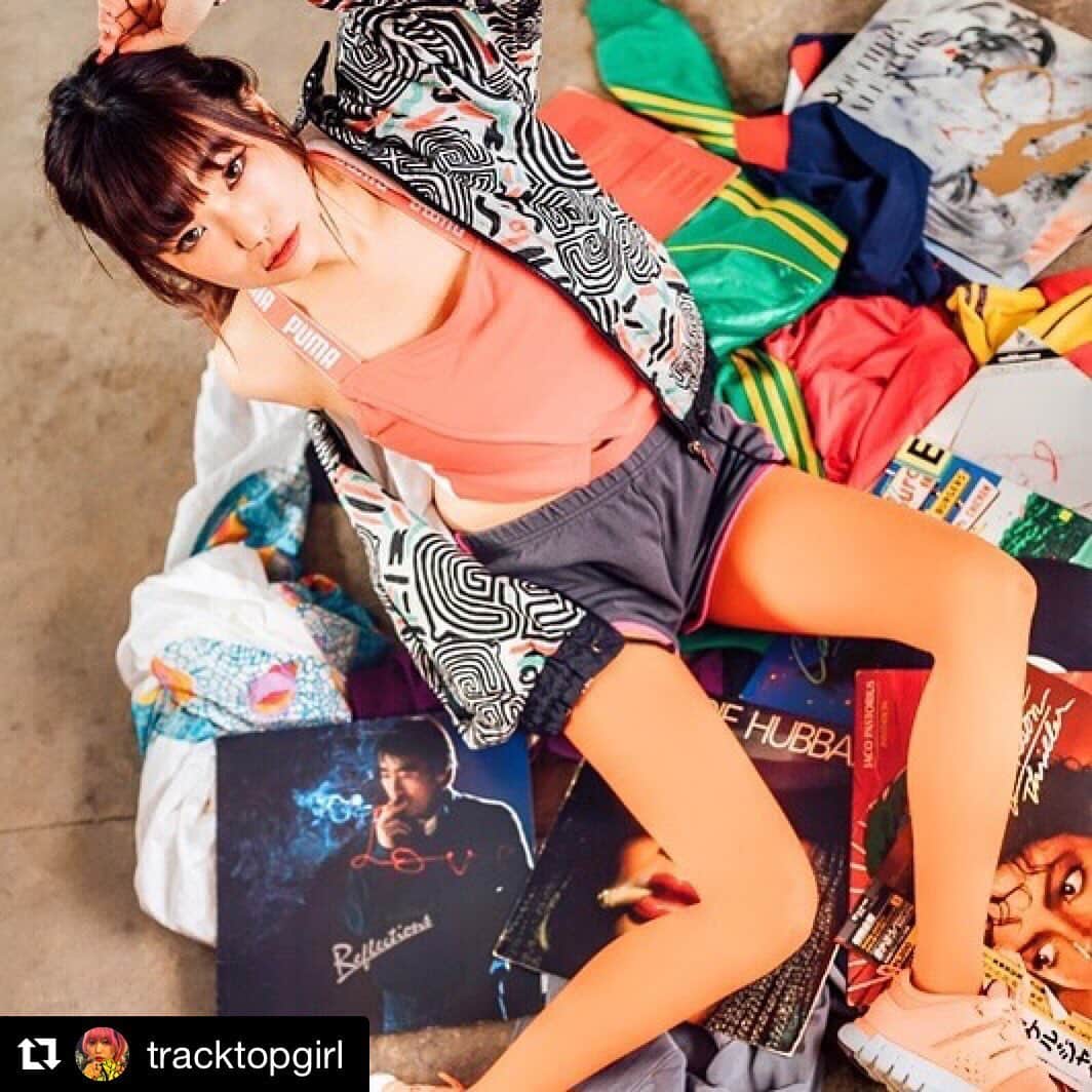 Yun chiのインスタグラム：「ジャージ×女のコがコンセプトの✶❋tracktop girl❋✶のモデルやりました♩ . . いろんな撮影したんだけど、コレから徐々に公開されると思うのでお楽しみに☺︎ . . . やばかろう、レコードとジャージの山可愛いよね💿 ※良い子のみんなはレコードを踏んだりしてはいけません 他の女の子の写真もイケてるので飛んでみて◡̈♥︎ . . #Repost @tracktopgirl ・・・ coming soon... なんと、 @_yun_chi_ さんにモデルをお願いしました！ . #tracktopgirl  #古着 #レコード #vinyl #ジャージ #プーマ #80s  #80年代 #yunchi #japanesegirl #tracktopgirl #selfmakeup」
