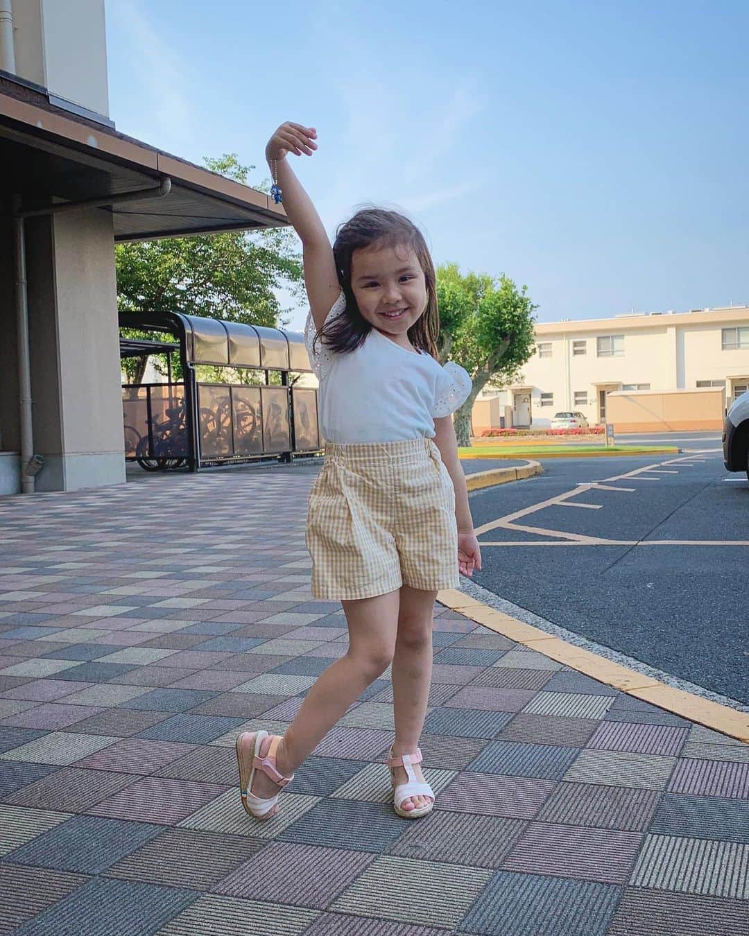 バイリンガル3兄妹のインスタグラム：「一丁前にウェッジソール。 ヒールに憧れるお年頃、始まりました。 ・ それより、すね当て必要じゃない？ってくらいすねがあざだらけ😂 ・ どこにそんなにぶつけることある？！ ・ ・ #4歳 #ハイヒール #はなち #バイリンガル3兄妹」