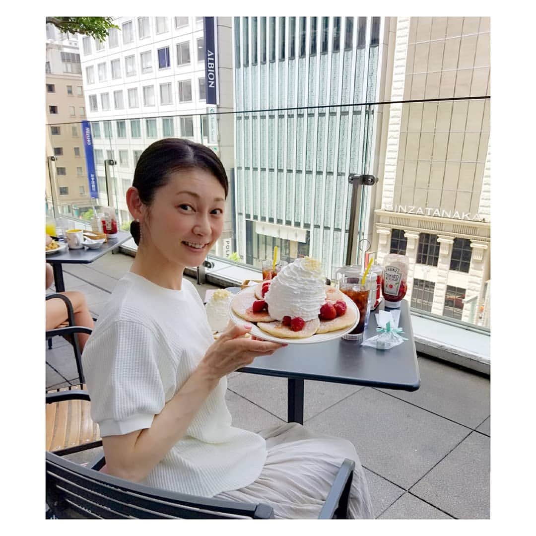 風花舞さんのインスタグラム写真 - (風花舞Instagram)「お陰さまで無事にまたひとつ歳を重ねました。 お祝いのメッセージ、ありがとうございます！ 今年も素敵な出会いが沢山ありますように✨  誕生日のブランチ、Eggs ’n Thingsに初めて行きました😋」6月6日 16時47分 - kazahanamai_official