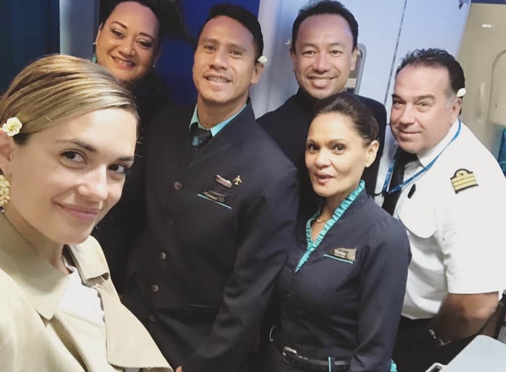 トーレイ・デヴィートのインスタグラム：「A touch of Tahiti on my way to Paris 🌺 🌴🥥. Such a wonderful flight with this friendly crew! #AirTahitiNui #TahitianDreamliner」