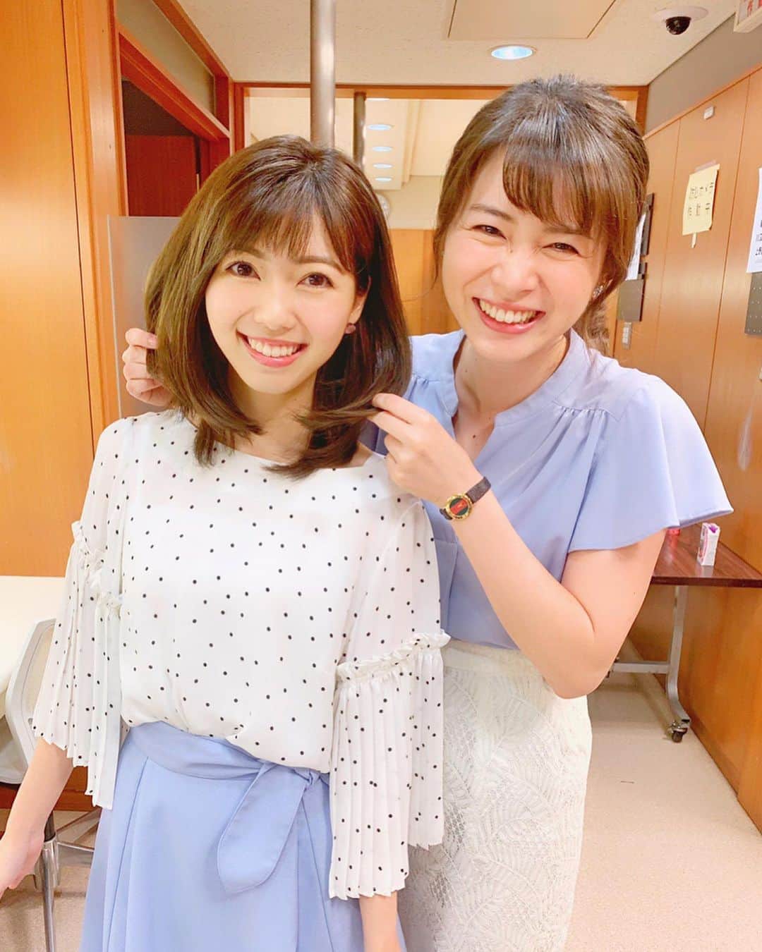 川又智菜美のインスタグラム：「オンエア後🏃‍♀️﻿﻿﻿﻿ 皆川氏が「髪切ったよね？」と。﻿﻿﻿﻿ ﻿﻿﻿﻿ そう！﻿﻿﻿﻿ 実は髪きりました✂︎﻿﻿﻿﻿ ﻿﻿﻿﻿ といっても微妙に切っただけなので﻿﻿﻿﻿ あまりみなさんに気付かれず…﻿﻿﻿﻿ そして気付かれないだろうなと思っていました笑﻿﻿﻿﻿ ﻿﻿﻿﻿ 些細な変化に気づいてもらえるの﻿﻿﻿﻿ 嬉しいな〜💕﻿﻿﻿﻿ ﻿﻿﻿﻿ 私も目を光らせておこうっと👀﻿﻿﻿﻿ ﻿﻿﻿﻿ #今日のポーズ は、#皆川玲奈 アナ発案﻿💡﻿﻿﻿ #髪切った ことを﻿﻿﻿﻿ アピールしてくれているらしいです笑﻿﻿﻿﻿ ﻿﻿﻿ そして実は今日 #衣装 の配色が似ているのです♡﻿﻿﻿ #白 と#スカイブルー﻿﻿﻿ ﻿﻿﻿ #tbs #はやドキ #アナウンサー #セントフォース ﻿﻿﻿ #川又智菜美 #オフショット﻿﻿﻿ ﻿﻿ #幸せなひととき #楽しみな時間﻿ #今週もありがとうございました」