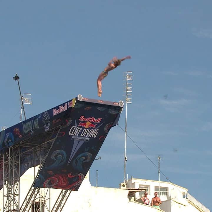 のインスタグラム：「@garydiver crushes his competition in style in Italy at @redbullcliffdiving Polignano a Mare.  @clinique #redbullcliffdiving #cliffdiving #redbull #blueoasis #CliniqueForMen #weareinpolignano」