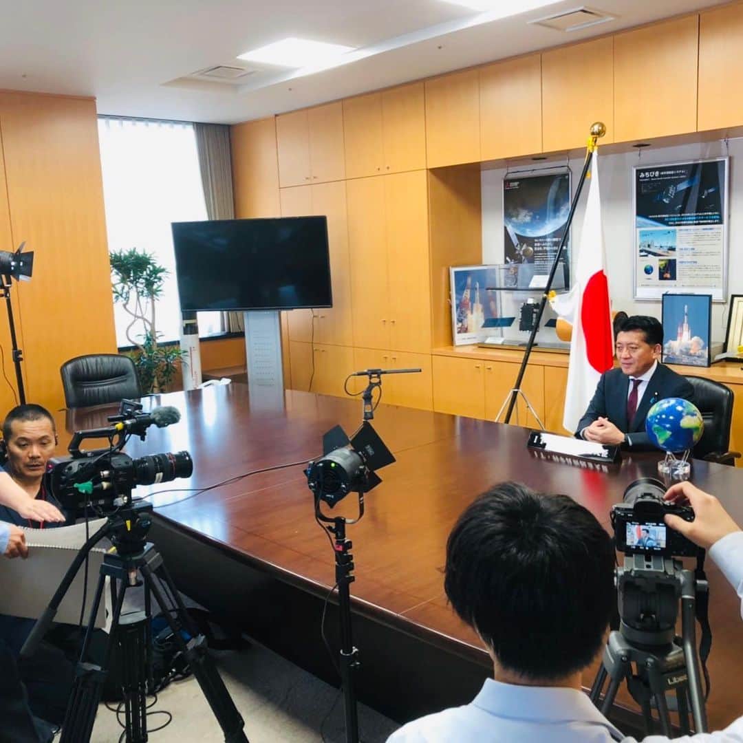 平井卓也さんのインスタグラム写真 - (平井卓也Instagram)「G20大阪サミットでの、スペースデブリ（宇宙ごみ）対策の展示にて放映するビデオ撮影。日本の優れた宇宙技術を世界の方々に見てもらい、この世界的な課題に対する日本の貢献をアピールしたいと思います。 #平井卓也　#G20　#自民党　#スペースデブリ　#spacedebris　#宇宙ごみ」6月6日 17時01分 - hiratakuchan0125