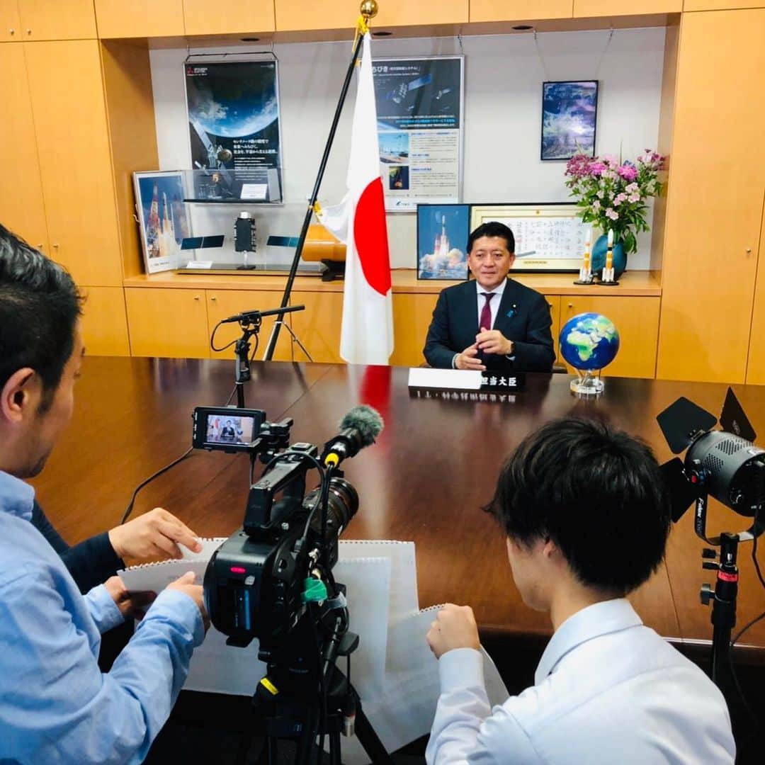 平井卓也さんのインスタグラム写真 - (平井卓也Instagram)「G20大阪サミットでの、スペースデブリ（宇宙ごみ）対策の展示にて放映するビデオ撮影。日本の優れた宇宙技術を世界の方々に見てもらい、この世界的な課題に対する日本の貢献をアピールしたいと思います。 #平井卓也　#G20　#自民党　#スペースデブリ　#spacedebris　#宇宙ごみ」6月6日 17時01分 - hiratakuchan0125