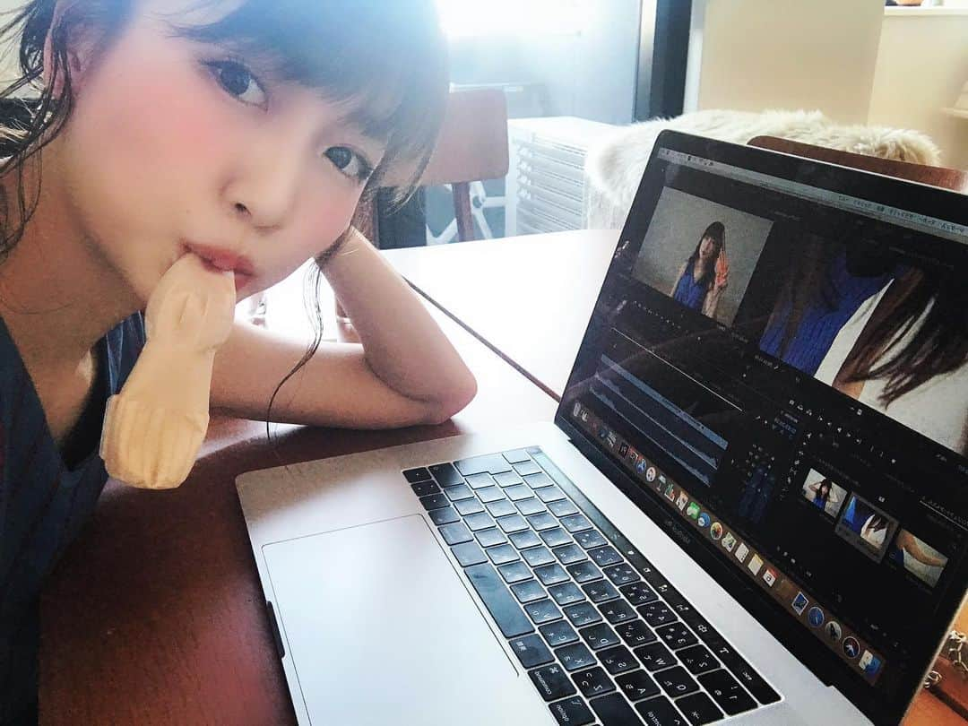 桃さんのインスタグラム写真 - (桃Instagram)「動画編集しながらパピコ！！ 最高だぜ😂❤️ #YouTube #桃ちゃんねる #ヘアアレンジ @inohanachihiro がうちに来た時に置いてってくれたパピコの残り半分 #最高に美味しい #感謝🙏🏻」6月6日 17時02分 - momo.official