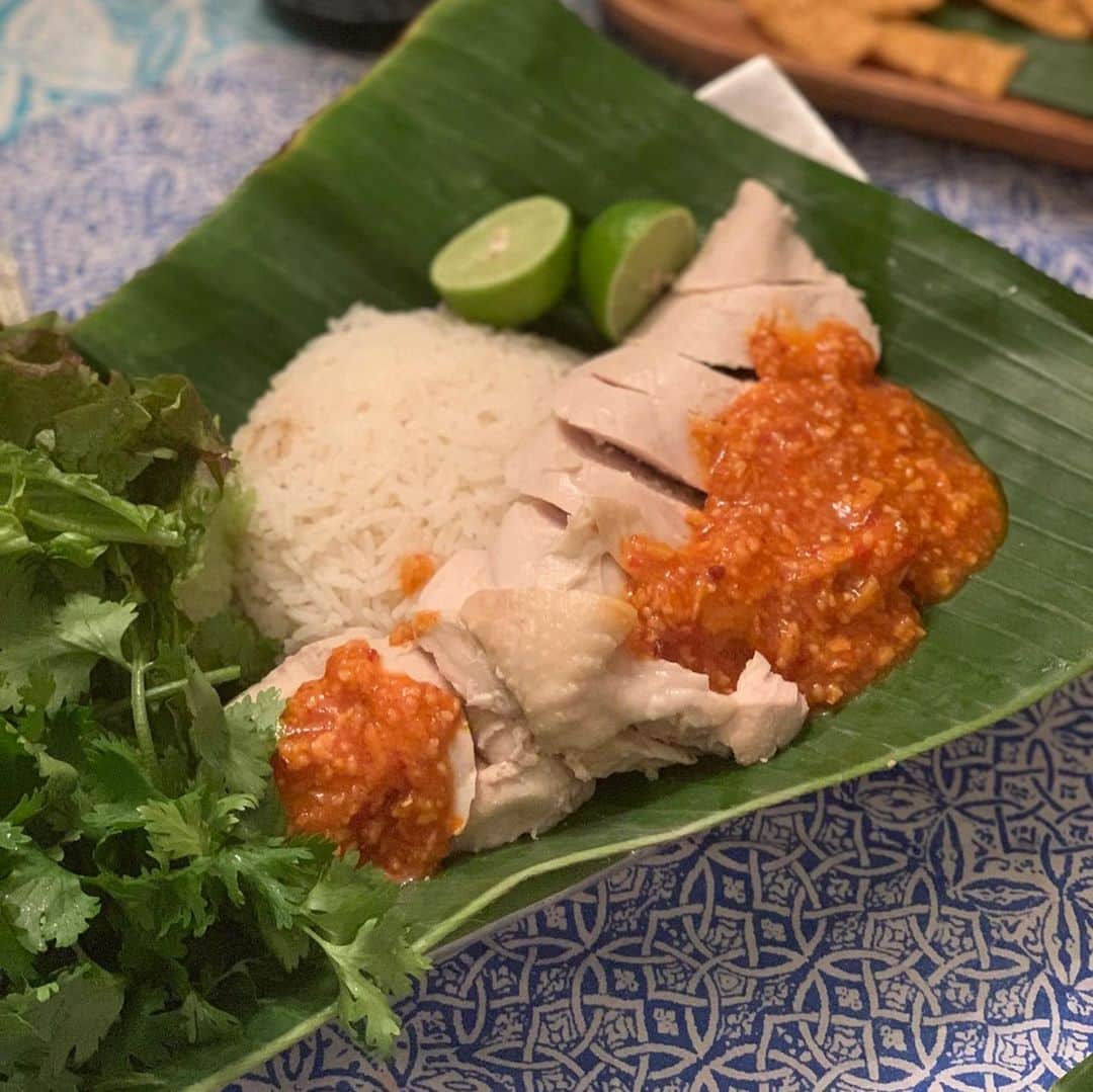 坂田陽子さんのインスタグラム写真 - (坂田陽子Instagram)「本日の #newsevery 特集は #繁盛店の秘密 私、リポートしております😆 ・ ・ #告知です ・ ヨガで繋がった大好きな友達 @saramomemi と、 @kana723  の美味しい手料理をご馳走になりに（いつもすみません😆） ・ タイ料理🇹🇭がテーマのこの日。 ツナやフレッシュコーンのカレー風味のタイ風揚げ餃子は ココナッツオイルで揚げてあるからヘルシーで罪悪感無いし、 柔らかチキンのカオマンガイは、デトックス効果の高いパクチー山盛りで！っていう、常に美を意識したメニューが本当に有難い❤️ 女子力高めな料理と私達の爆笑ネタ満載トークのギャップがありすぎの夜でした😂 ・ カナさんがお店やったら絶対繁盛店😆美人女将に会いに毎日通いたくなっちゃう❤️」6月6日 17時04分 - yokosakata