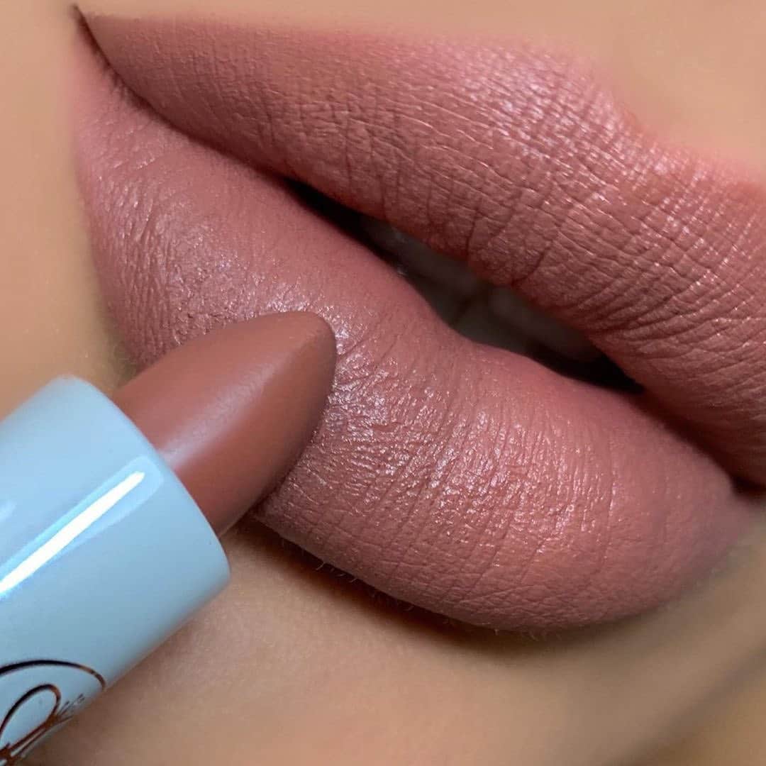 Anastasia Beverly Hillsさんのインスタグラム写真 - (Anastasia Beverly HillsInstagram)「Coconut 🥥 lipstick from the new Summer Kit 🥥 @glamours_by_nat」6月6日 17時05分 - anastasiabeverlyhills