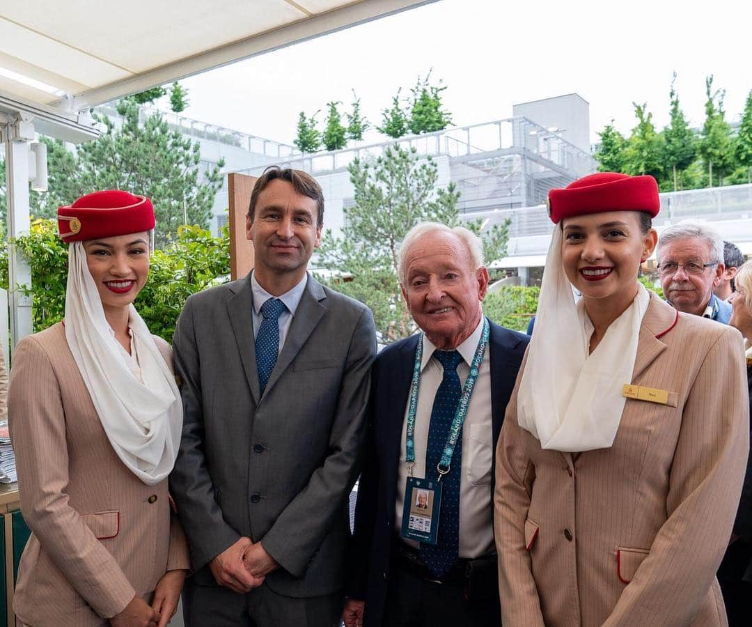 エミレーツ航空さんのインスタグラム写真 - (エミレーツ航空Instagram)「We had the honour of welcoming Rod Laver, an all-time Tennis great to our hospitality suite at @rolandgarros.  #RG19 #EmiratesAirline #FlyEmiratesFlyBetter」6月6日 17時11分 - emirates