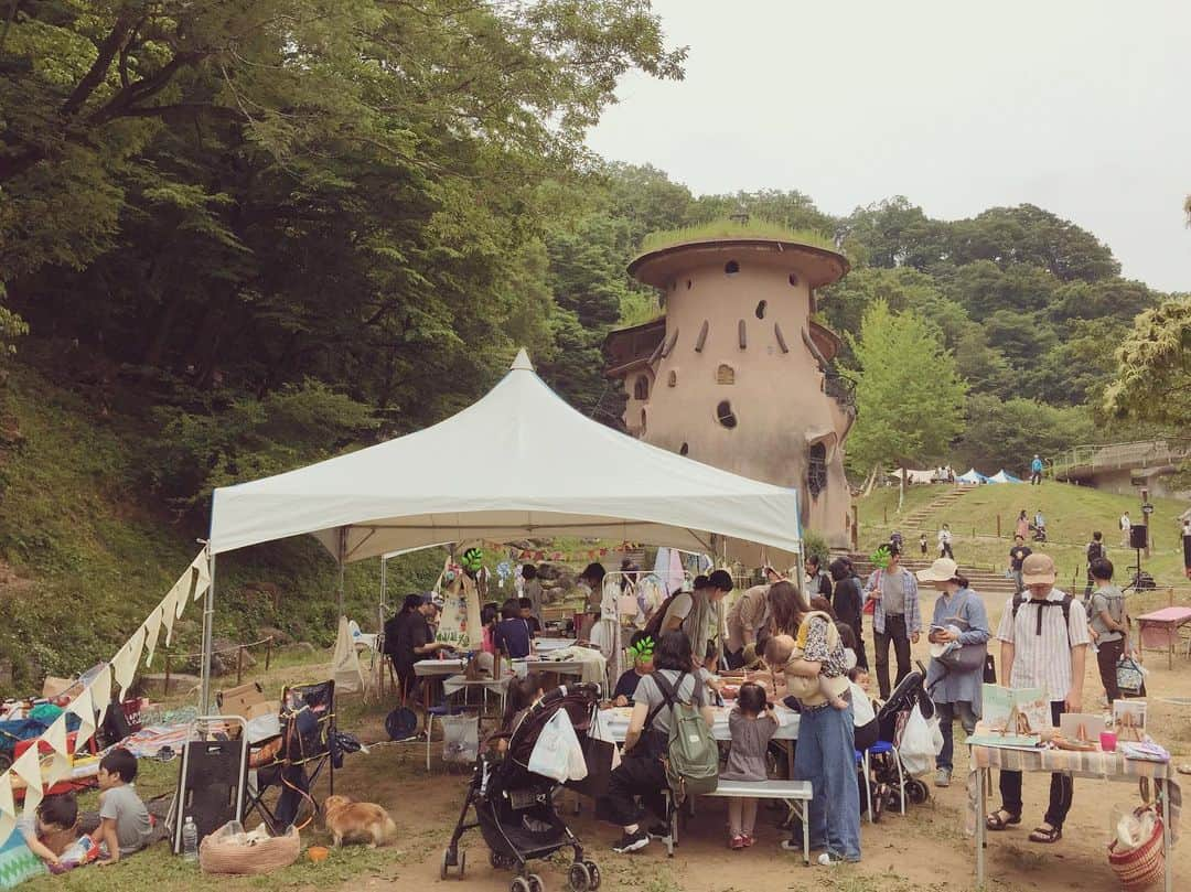 むらたさきさんのインスタグラム写真 - (むらたさきInstagram)「🌳🌳 ． @hanno_green_carnival の思い出写真、いろいろ②♡ ． ． ワークショップでは、 小さなお子さまから大人の方まで、 それぞれ思い思いに 絵を描いたり、布を貼ったり、スタンプしたり✍️と エコバッグ・ガーランド・Tシャツ作りを楽しんでいただけたようで 何よりでした🙏😋♡♡ ． その姿を見とるわたしも、完成までワクワク♡🐶 ． (1日を終えてみたら、ドタバタすぎて完成作品を撮らせていただいたのはこの3組の方のみやった…🙇‍♀️🛍😭) ． ． ． 夫婦＆もっちゃんの3人で2つのブースを担当していたので、 手が回らず至らぬ点も多々あったと思いますが、 「子どもといっしょに自然の中でこんな体験ができるなんてよい機会でした😍」 と親御さんから感想の声をいただいたりも🙏😭☺️♡ ． ． ． ． わが子たちは友達のパパママや ステージとステージの合間の @theworthlessjp さんが見てくださって、 @odiman_haruka  @nonchalant_nastytwins ． (1枚目の次男のうれしそうな顔っ👏🤣そりゃ大ファンやもんねぇ♡) ． みなさんに助けられた出店で、 全く構えずごめんよ…寂しい思いをさせたかな😢なんて思っていたら、 そんな心配をよそに めちゃくちゃ楽しんどる写真をたくさん送ってもらいました👏😂 ． 本当にありがとう〜♡♡♡ ． ． ． ． ． 活動できる場がある限り、 こうやってワークショップなどを行っていきたいと思っているので、 来年のグリーンカーニバル？ 何か別の機会に？ またいつかお会いできますように🙏☺️💫 ． ご来場ありがとうございました♡♡ ． ． #hannogreencarnival  #hannogreencarnival2019 ． 運営スタッフのみなさんもお疲れさまでした🙇‍♂️ 大成功おめでとうございます🎊😍 ． ． ． ． ． ． あらら、、今気付いたけれど、 わたしの洋服と地面が一体化しとるやん👗😂爆 (6枚目) ． ． ． ． ． ． ． ． ． ． #6歳 #3歳1ヶ月  #兄ちゃんとおとうと ． #トーベヤンソンあけぼの子どもの森公園」6月6日 17時20分 - muratasaki