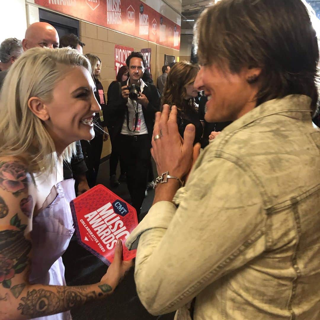 Julia Michaelsさんのインスタグラム写真 - (Julia MichaelsInstagram)「Did tonight actually happen holy wow. Thank you @keithurban for having me be apart of this song! All the gems that  voted over and over, it worked! We did it! Thank you #CMTawards for my first ever award! I’ll never forget it! @madametisch for always being by my side. And thank you @_trudy_nelson for finding this incredible @johnpaulataker dress 😊MUA @makeupbylibbybarnes Hair by @tianatrotz and jewelry by @heartsonfireco」6月6日 17時20分 - juliamichaels