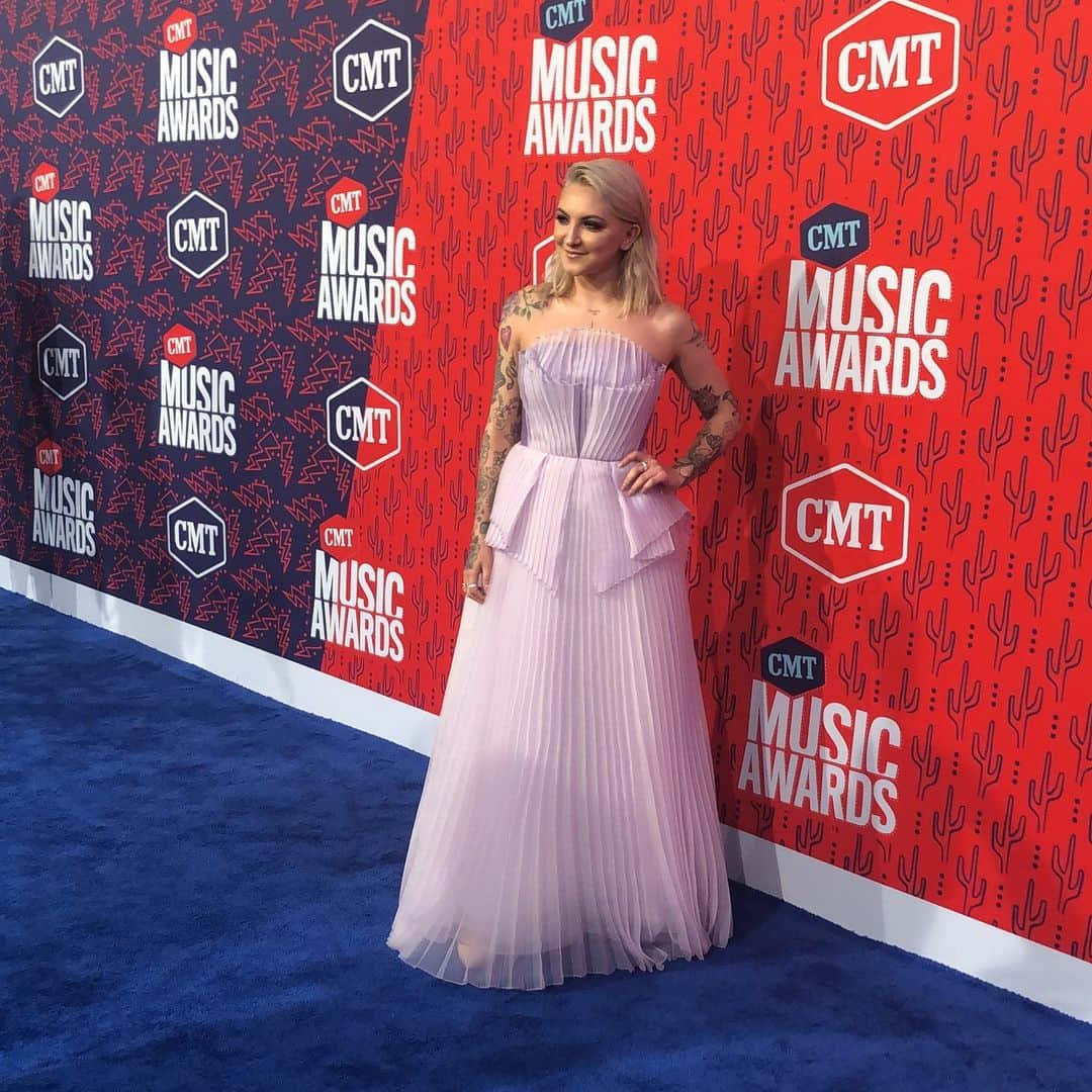 Julia Michaelsさんのインスタグラム写真 - (Julia MichaelsInstagram)「Did tonight actually happen holy wow. Thank you @keithurban for having me be apart of this song! All the gems that  voted over and over, it worked! We did it! Thank you #CMTawards for my first ever award! I’ll never forget it! @madametisch for always being by my side. And thank you @_trudy_nelson for finding this incredible @johnpaulataker dress 😊MUA @makeupbylibbybarnes Hair by @tianatrotz and jewelry by @heartsonfireco」6月6日 17時20分 - juliamichaels