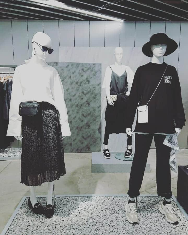 Rayさんのインスタグラム写真 - (RayInstagram)「GUの秋冬展示会報告です。立ち上がりはモノトーン！人気のルームウエアは、大人っぽラインも登場。お楽しみに！  #gu  #展示会 #ray」6月6日 17時21分 - ray.magazine