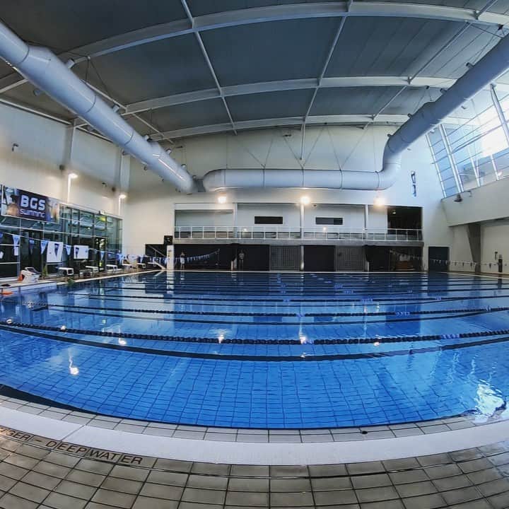 エミリー・シーボームのインスタグラム：「Jumping into another day closer!  Comment below how many days we have left ⬇️ #countdowncontinues #jumping #swimming」
