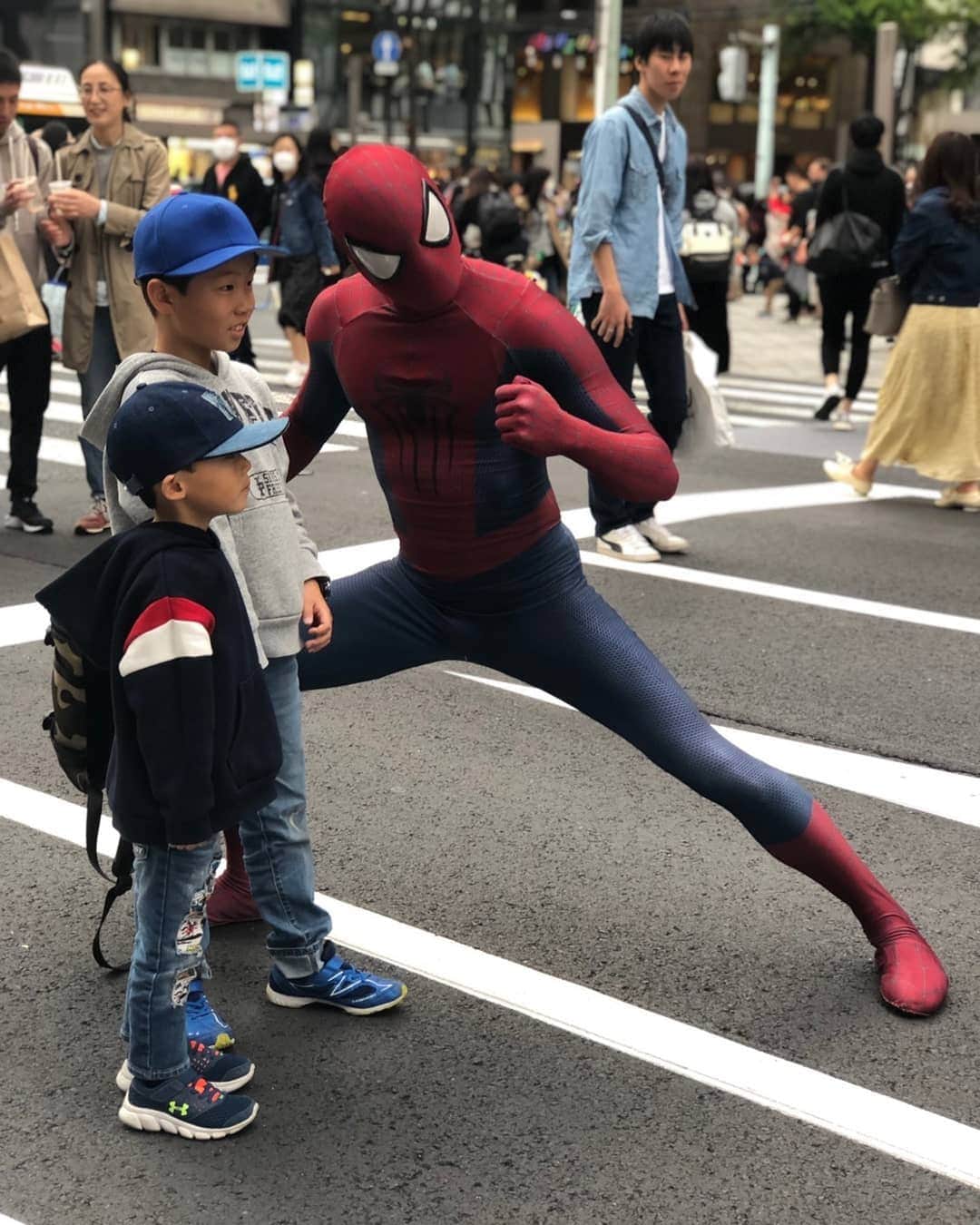 Japanese Spidermanさんのインスタグラム写真 - (Japanese SpidermanInstagram)「ヒーローは見返りを期待しない。報酬も受け取らない。  それらがあるとすれば、会った子供たちが良き思い出として、ずっと記憶に残ってくれることかもしれない。  #週末ヒーロー  #スパイダーマン#マーベル#銀座#アベンジャーズ#コスプレ#子供#アメコミ#spiderman #marvel #cosplay #ginza#ヒーロー」6月6日 17時35分 - takemix5271