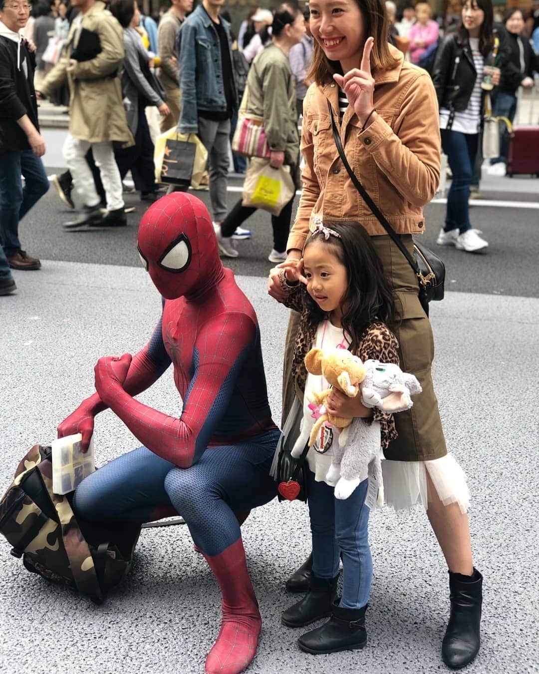 Japanese Spidermanさんのインスタグラム写真 - (Japanese SpidermanInstagram)「ヒーローは見返りを期待しない。報酬も受け取らない。  それらがあるとすれば、会った子供たちが良き思い出として、ずっと記憶に残ってくれることかもしれない。  #週末ヒーロー  #スパイダーマン#マーベル#銀座#アベンジャーズ#コスプレ#子供#アメコミ#spiderman #marvel #cosplay #ginza#ヒーロー」6月6日 17時35分 - takemix5271