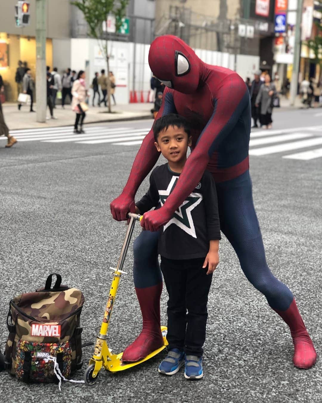 Japanese Spidermanのインスタグラム：「ヒーローは見返りを期待しない。報酬も受け取らない。  それらがあるとすれば、会った子供たちが良き思い出として、ずっと記憶に残ってくれることかもしれない。  #週末ヒーロー  #スパイダーマン#マーベル#銀座#アベンジャーズ#コスプレ#子供#アメコミ#spiderman #marvel #cosplay #ginza#ヒーロー」