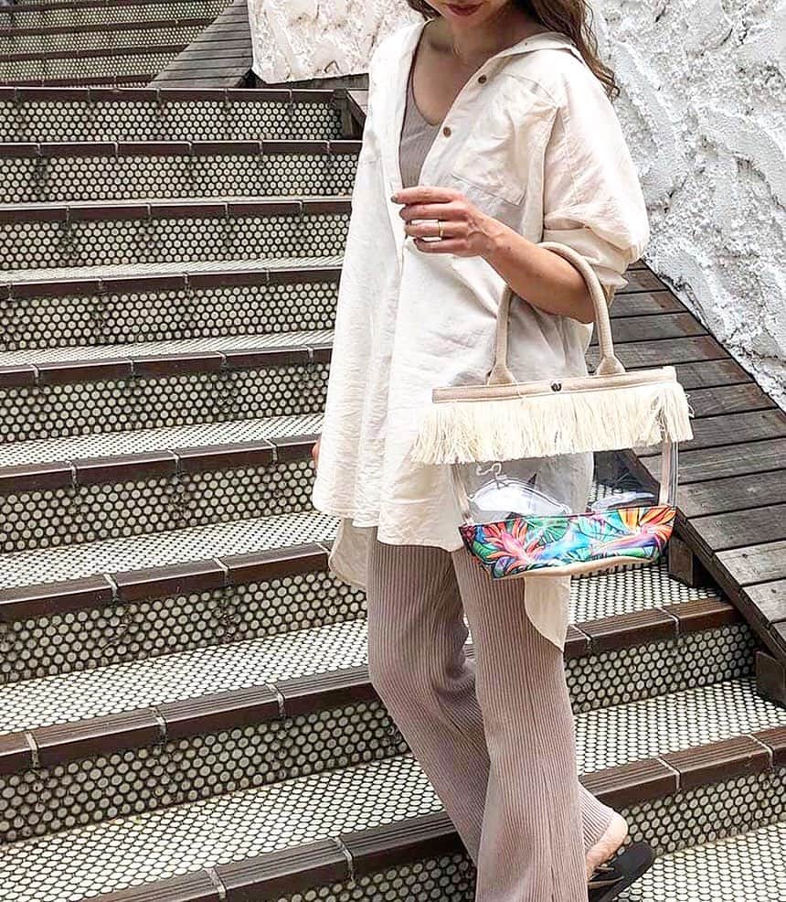 ラレイアのインスタグラム：「🌺 トレンドのクリア素材のフリンジミニトートバッグがデビュー✨ ・ 従来のフリンジシリーズよりもバサバサっとしたフリンジにして持つだけでお洒落なビーチスタイルになります💓 ・ 持ち手もしっかりしていて高見え効果も😍🌈 ・ 今なら #楽天スーパーセール も開催中！ ポイント20倍だけでなくお得なおまとめクーポンも配布中です☺️ ・ ぜひお見逃しなく🌴🚿 ・ @laleia_official  @colleenwilcoxgallery_jp  #colleen#colleenwilcox#art#hawaii#aloha#surf#beach#fashion#laleia#ハワイ#フォトジェニック#インスタ映え#インスタ女子#アロハ#ビーチ#海を感じる雑貨#ラレイア#アート#ビーチガール#サーフスタイル#大人カジュアル#ギフト#プレゼント#楽天#バッグ」