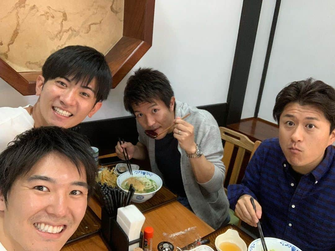 濱田隼さんのインスタグラム写真 - (濱田隼Instagram)「俺たちのランチ”俺ラン”。 金山にある「かに本家 うどん亭」に行ってきました！ . かに料理店が手がけているということで 蟹の押し寿司もありました！ もちろん、絶品です！、 . ナイスランチな１日でした(^^) . #メーテレ #アナウンサー #かに本家 #うどん亭 #ランチ #竹田基起 #堂野浩久 #伊豆蔵将太 #濱田隼」6月6日 17時30分 - shun_hamada_nbn