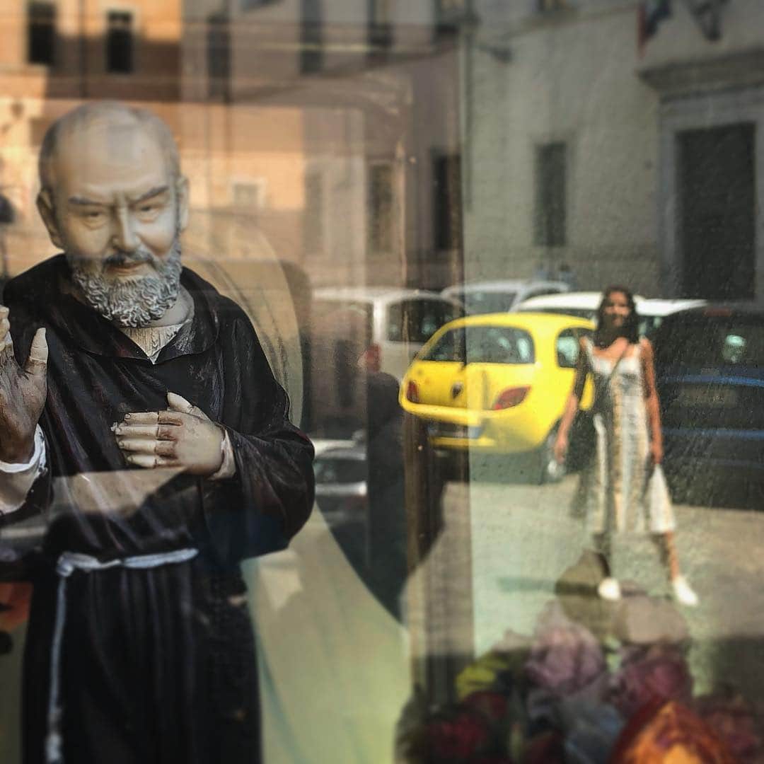 スコット・フォーリーのインスタグラム：「Just @themeanchick hanging out in the reflection. #Rome #anniversary」