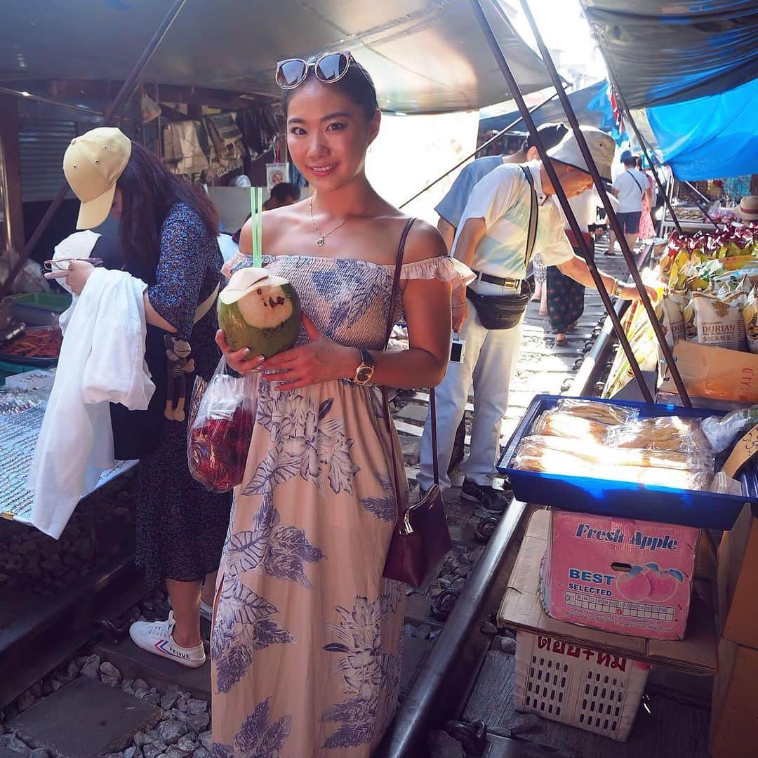 角田聖奈さんのインスタグラム写真 - (角田聖奈Instagram)「スリル満点メークロン市場 🚃🥦🐟🍍🛤 #maeklongmarket #maeklong #線路市場 #メークロン市場 #メークロン線路市場  #メークロン #珍風景 #ココナッツ #ココナッツウォーター #ランブータン #フルーツ大好き #Thailand #タイ旅行 #タイ観光 #trip #🇹🇭 #🥥 #スコール待ちはインスタ更新」6月6日 17時36分 - seina1105