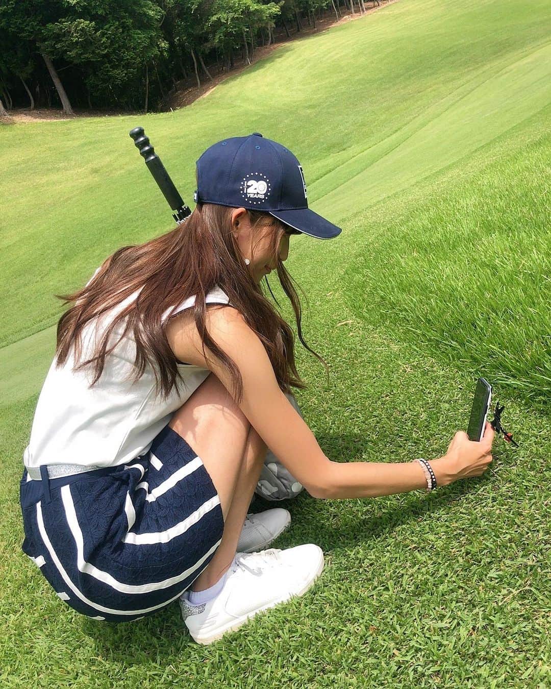 美波千夏さんのインスタグラム写真 - (美波千夏Instagram)「本日ついに！日本ゴルフツアー選手権 森ビルカップが開幕しましたね⛳️❤️ . #ラフの深さを伝え隊 が好評だったのでこっちにも載せときます☺️アンバサダーのみんなはこのラフを『ニラ』と呼んでいます（笑） . そうそう、この前プロの練習ラウンドに帯同させていただいた時に小鯛プロと星野プロに質問をしたのでご紹介します！ . 🌟小鯛プロ 💁‍♀️好きな食べ物はなんですか？ 🙋‍♂️(30秒くらい悩んでから)ラーメン 💁‍♀️好きな色は？ 🙋‍♂️ネイビー。ウェアはネイビー系を好んで着ます。 💁‍♀️宍戸ヒルズCCで得意なコースは？ 🙋‍♂️得意なコースか。んーロングは好きですよ！ 💁‍♀️好きなタイプは？ 🙋‍♂️髪はショートがいいです。榮倉奈々みたいな感じ！ . 🌟星野プロ 💁‍♀️好きな食べ物は？ 🙋‍♂️メロン！フルーツが好き！ 💁‍♀️好きな色は？ 🙋‍♂️水色 💁‍♀️宍戸ヒルズCCで得意なコースは？ 🙋‍♂️ロングが好きです。地元なので全部好きです！ 💁‍♀️好きな芸能人は？ 🙋‍♂️木村文乃さん . 皆さん好きなコースや得意なコースあるかと思いきや、そういう意識はないようです😊 小鯛プロファンの方のショートカット率が上がりそう！笑。星野プロは帽子のSRIXONの文字とウェアの色を合わせてるそうです！ぜひ注目してみてください😊 . 動画も載せときます！最後の小鯛さんの動画は、私の日焼け止めのせいで白くぼんやり映ってます😭すみません😭ナイスショットだったので載せたくて載せました！ . . . . . . . . . .  #日本ゴルフツアー選手権SNSアンバサダー #日本ゴルフツアー選手権 #森ビルカップ #宍戸ヒルズカントリークラブ #宍戸ヒルズCC #日本ゴルフツアー選手権森ビルカップShishidoHills #jgto #アルチビオ」6月6日 17時40分 - chinatsu_minami