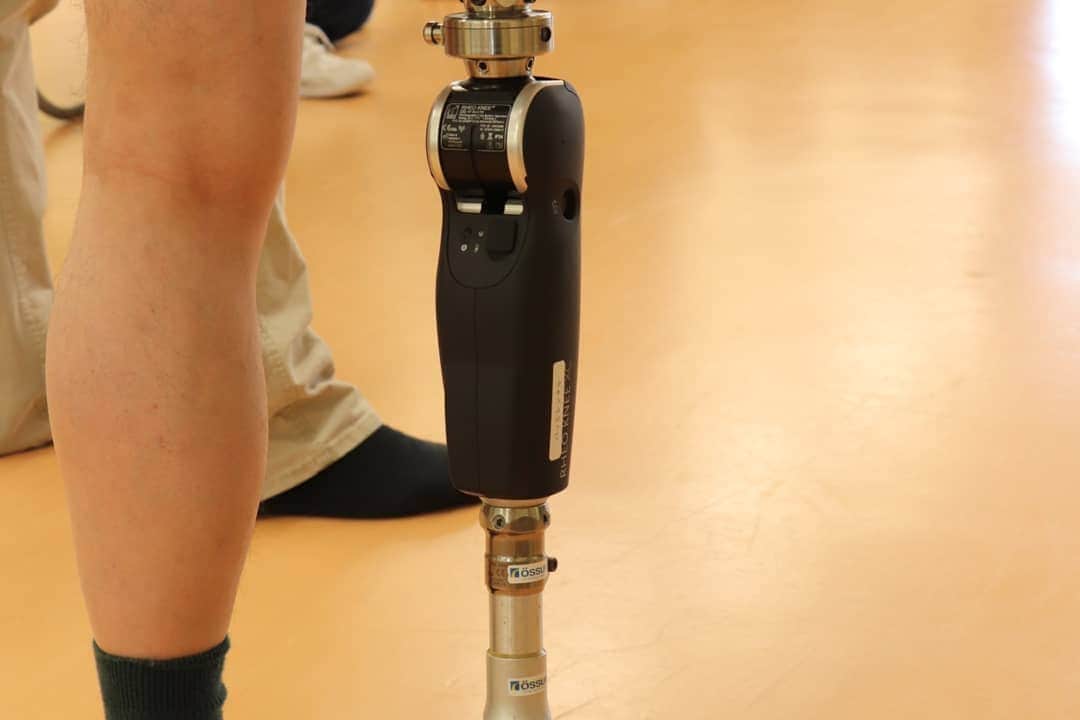 はいてくPOさんのインスタグラム写真 - (はいてくPOInstagram)「北海道ハイテク☆義肢装具士学科☆ 特別講義！ 本日は大腿義足で使用する膝の部品の特別講義です。 最新の膝について学びました。 #北海道ハイテク #義肢装具 #義足 #膝 #OSSUR #knee #英語の時間」6月6日 17時42分 - hhtpo
