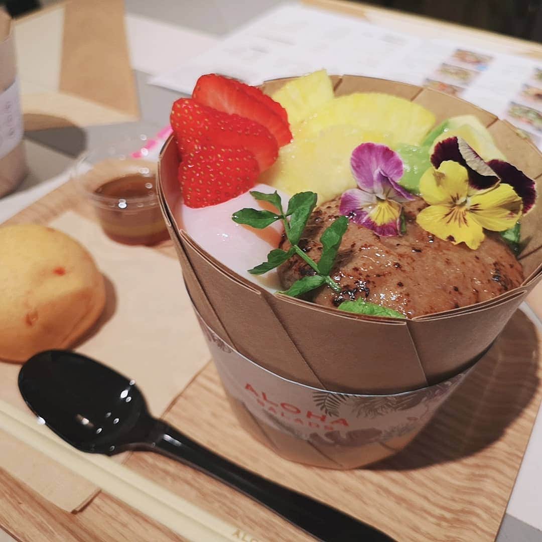 脇田恵子さんのインスタグラム写真 - (脇田恵子Instagram)「たまにはオシャレなサラダランチも良い🥗🌺🌴🏄 パンジー美味しかったなぁ🤭 サラダのフルーツもお肉とフルーツも大好き😀」6月6日 17時42分 - keiko_wakita3
