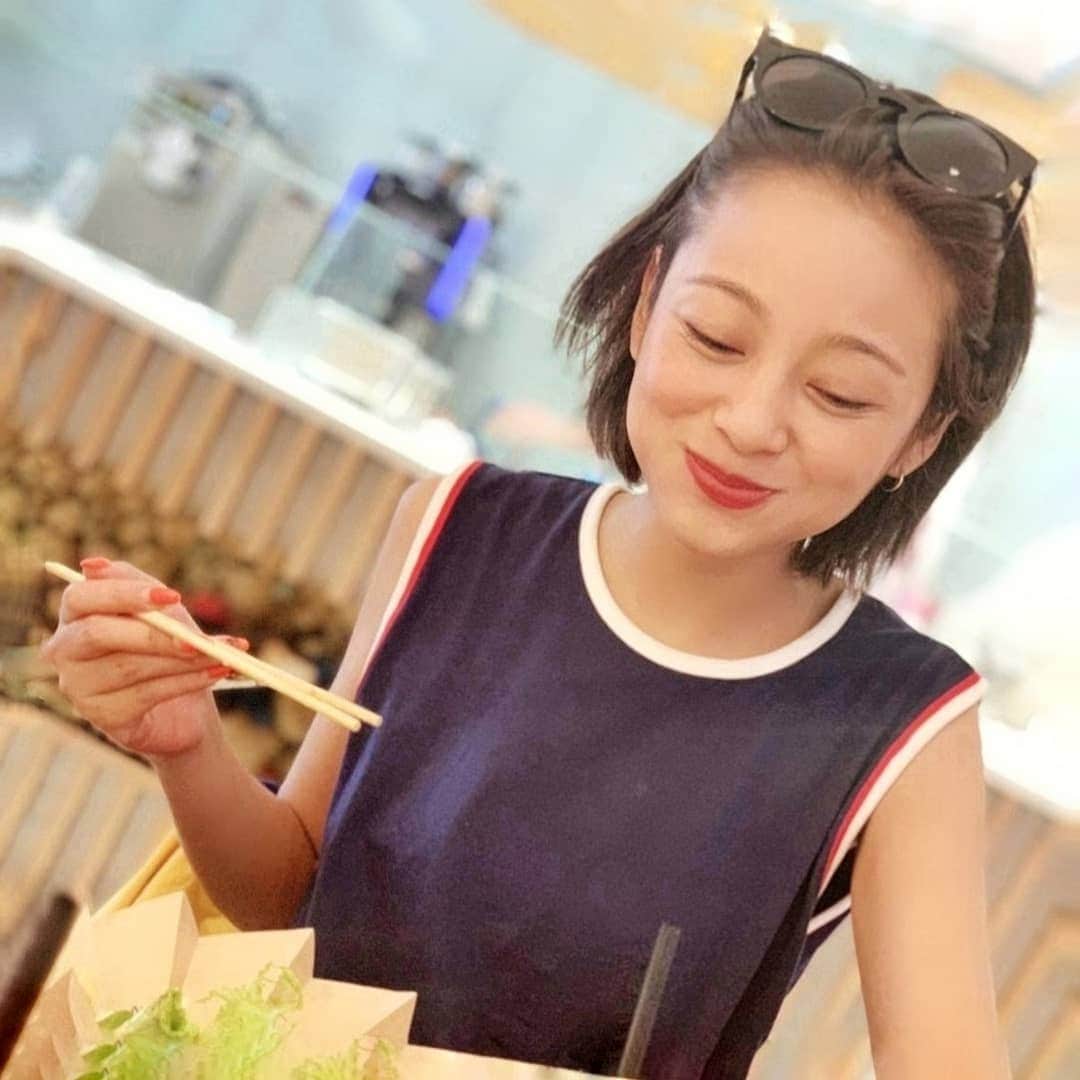 脇田恵子さんのインスタグラム写真 - (脇田恵子Instagram)「たまにはオシャレなサラダランチも良い🥗🌺🌴🏄 パンジー美味しかったなぁ🤭 サラダのフルーツもお肉とフルーツも大好き😀」6月6日 17時42分 - keiko_wakita3