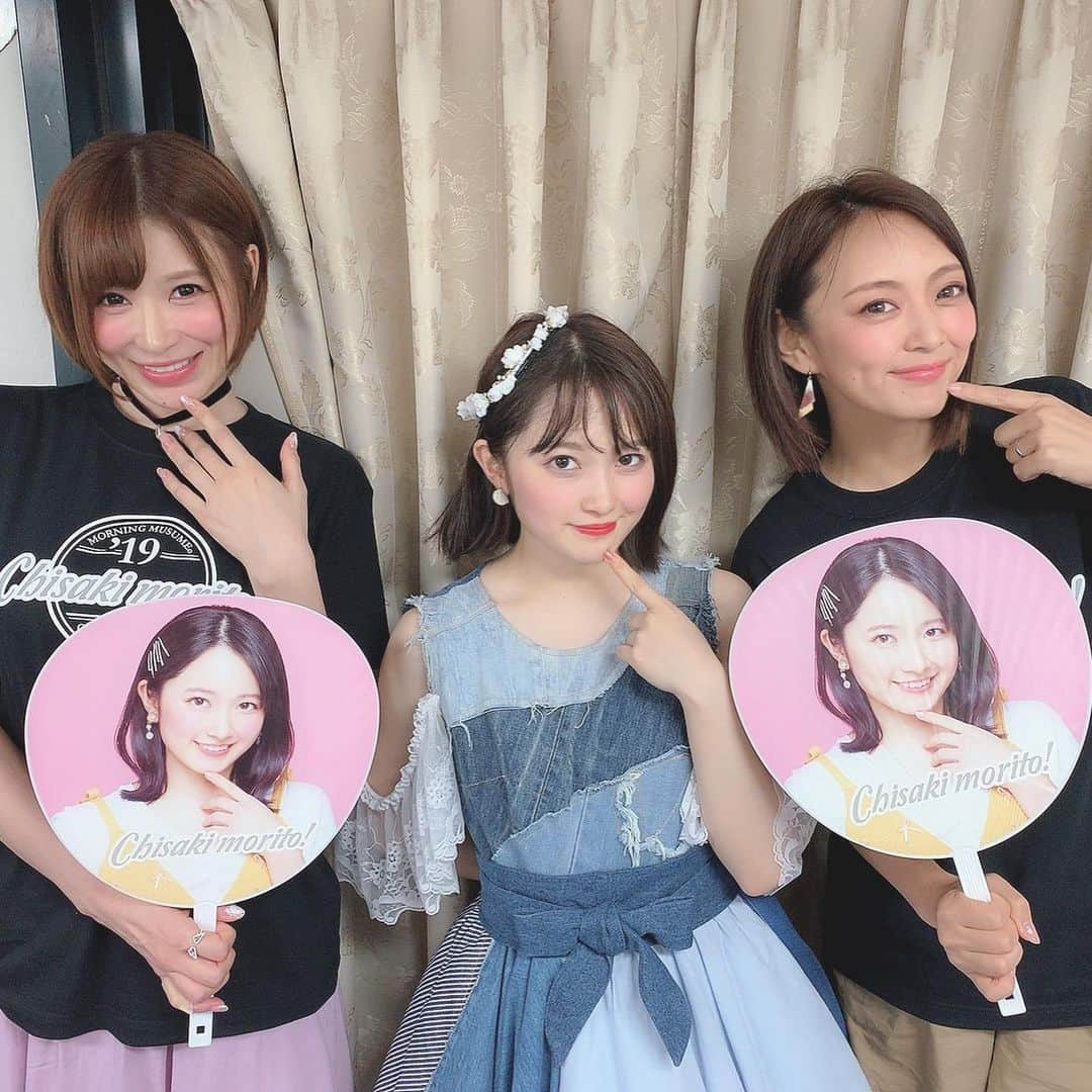 みかんさんのインスタグラム写真 - (みかんInstagram)「モーニング娘。’19さんのツアーコンサートにてじーと❣️私は初参戦♫ 彼女達のパフォーマンスの凄さにすげぇー感動で最高のライブでした❤️ 休む間もなく踊りっぱなしで歌も歌えてスタミナは切れないものかと…💦 やっぱ若いってすごいなぁ👍 いや〜しかし、すっかりおばさんはモー娘。ファンになりましたね✨全盛期はもちろん大好きですが、今のモー娘。はまた違う魅力が沢山、詰まってて今後も応援したいなぁとライブに行っと思いました🍊 こりゃ一度、ライブ行けば好きになるわ😁 誘ってくれたてじーありがとう❣️ でも、何でだろう…今日の朝からてじーのハミ乳パパラッチのサビが頭から離れない😝 好きな曲ですが、あまりにも脳に焼き付きリピートされるのでちょっと迷惑してます(笑) てじーのせいだかんねぇ🥴🥴🥴 #モーニング娘。’19 #ツアーコンサート #武道館 #カッコイイ #かわいい #色んな要素があって楽しい #曲調好き #手島優 ちゃん #てじー #ハミ乳パパラッチ #4枚目の写真が少し井森美幸さんに見えるのは私だけ？ #ハミ乳が頭をよぎる」6月6日 18時00分 - mikan02241984