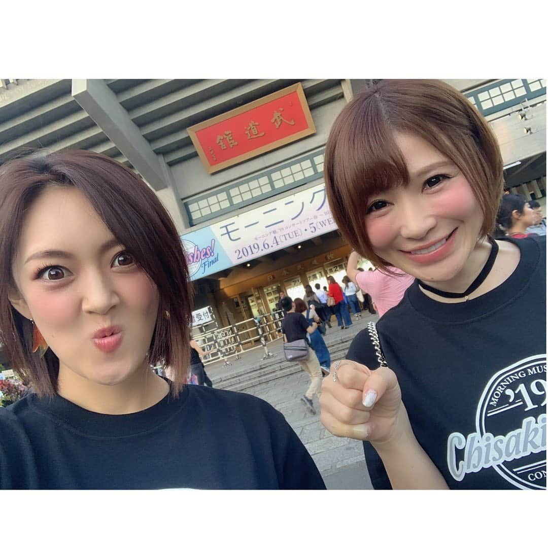 みかんさんのインスタグラム写真 - (みかんInstagram)「モーニング娘。’19さんのツアーコンサートにてじーと❣️私は初参戦♫ 彼女達のパフォーマンスの凄さにすげぇー感動で最高のライブでした❤️ 休む間もなく踊りっぱなしで歌も歌えてスタミナは切れないものかと…💦 やっぱ若いってすごいなぁ👍 いや〜しかし、すっかりおばさんはモー娘。ファンになりましたね✨全盛期はもちろん大好きですが、今のモー娘。はまた違う魅力が沢山、詰まってて今後も応援したいなぁとライブに行っと思いました🍊 こりゃ一度、ライブ行けば好きになるわ😁 誘ってくれたてじーありがとう❣️ でも、何でだろう…今日の朝からてじーのハミ乳パパラッチのサビが頭から離れない😝 好きな曲ですが、あまりにも脳に焼き付きリピートされるのでちょっと迷惑してます(笑) てじーのせいだかんねぇ🥴🥴🥴 #モーニング娘。’19 #ツアーコンサート #武道館 #カッコイイ #かわいい #色んな要素があって楽しい #曲調好き #手島優 ちゃん #てじー #ハミ乳パパラッチ #4枚目の写真が少し井森美幸さんに見えるのは私だけ？ #ハミ乳が頭をよぎる」6月6日 18時00分 - mikan02241984