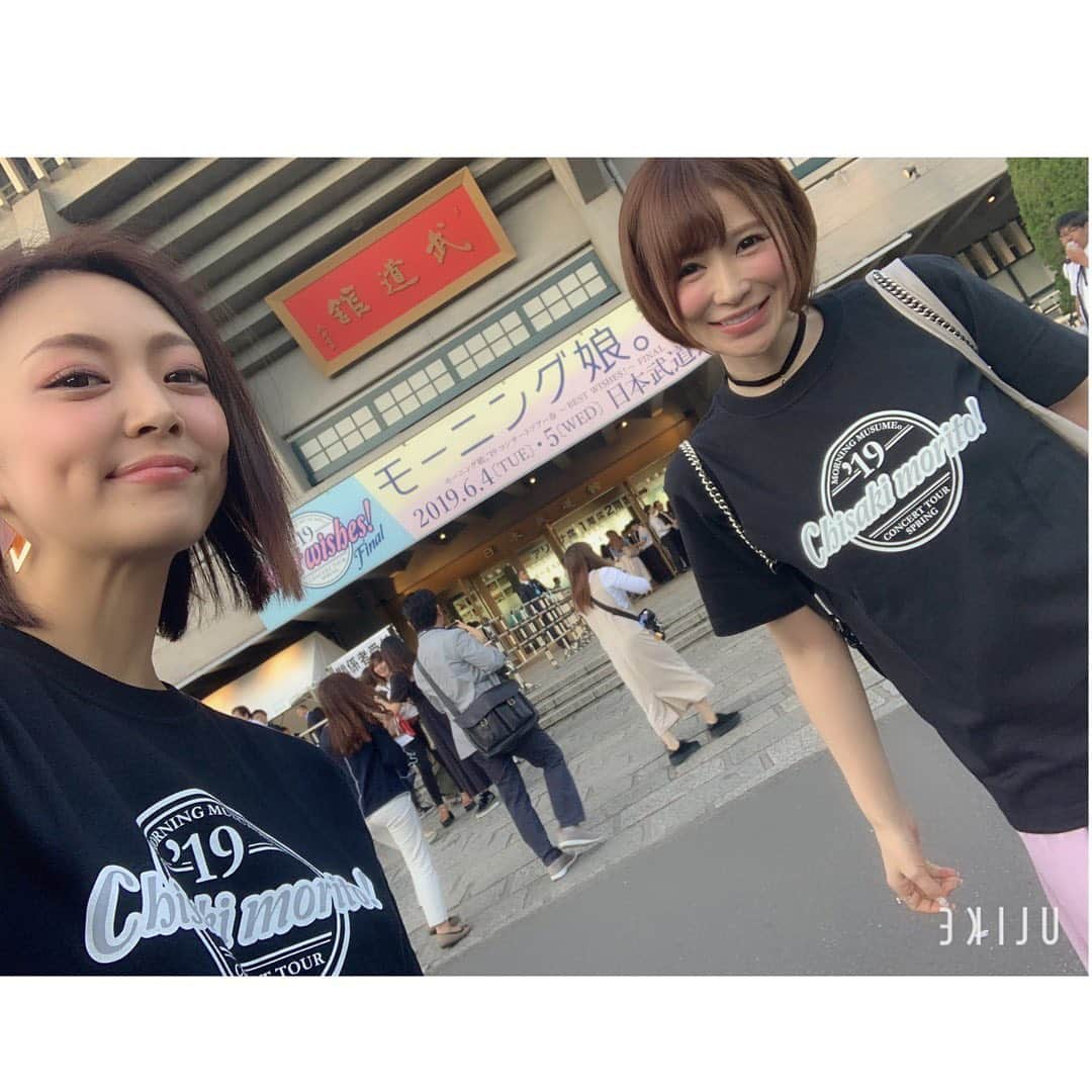 みかんさんのインスタグラム写真 - (みかんInstagram)「モーニング娘。’19さんのツアーコンサートにてじーと❣️私は初参戦♫ 彼女達のパフォーマンスの凄さにすげぇー感動で最高のライブでした❤️ 休む間もなく踊りっぱなしで歌も歌えてスタミナは切れないものかと…💦 やっぱ若いってすごいなぁ👍 いや〜しかし、すっかりおばさんはモー娘。ファンになりましたね✨全盛期はもちろん大好きですが、今のモー娘。はまた違う魅力が沢山、詰まってて今後も応援したいなぁとライブに行っと思いました🍊 こりゃ一度、ライブ行けば好きになるわ😁 誘ってくれたてじーありがとう❣️ でも、何でだろう…今日の朝からてじーのハミ乳パパラッチのサビが頭から離れない😝 好きな曲ですが、あまりにも脳に焼き付きリピートされるのでちょっと迷惑してます(笑) てじーのせいだかんねぇ🥴🥴🥴 #モーニング娘。’19 #ツアーコンサート #武道館 #カッコイイ #かわいい #色んな要素があって楽しい #曲調好き #手島優 ちゃん #てじー #ハミ乳パパラッチ #4枚目の写真が少し井森美幸さんに見えるのは私だけ？ #ハミ乳が頭をよぎる」6月6日 18時00分 - mikan02241984