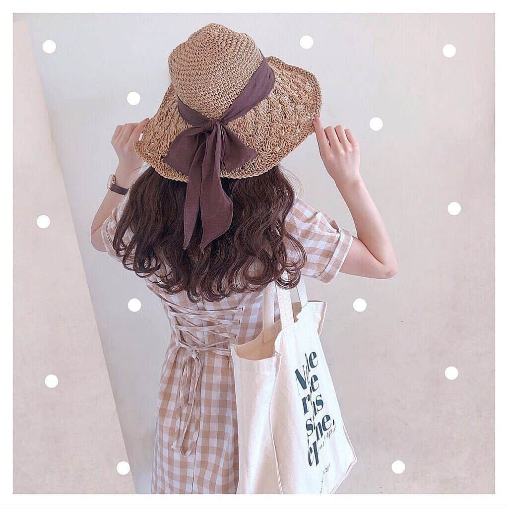 RiLiさんのインスタグラム写真 - (RiLiInstagram)「夏っぽさを先取り🙊【麦わら帽子】👒 ..... 一気に夏っぽさが増す【麦わら帽子】👒今年も早くもコーデに取り入れている子が急増中だよ😘 素材や色味で雰囲気が全然変わるのでお気に入りの麦わら帽子を見つけてみてねっ🍇黒い太めのリボンがついているものは今年っぽい😳😳 日焼け防止も狙っている場合はツバが広めのものを選ぶのがいいのかも🌞普段使いはもちろん、水着や浴衣に合わせてもかわいい麦わら帽子🌼💛ひとつあるだけで重宝すること間違いなしだよっ❣ ❣ ❣ ❣ ❣ ❣ サイトやSNSで掲載させていただくお写真募集中😘📸 かわいいコーデやアイテム、注目スポットなどが撮れたら、ハッシュタグ→#rili_tokyo  を付けて投稿❗ ． Special Thanks💋 Photo by @saakuu1002 @__nyachan95__ @yuzutarosu9876 @saku_gram @skrhrkn @sumika_1295 @___.yka @_sayamilk @asmy_1995 ． #夏 #夏コーデ #麦わら帽子 #カンカン帽 #夏アイテム #日焼け防止 #帽子 #麦わら #シミラールック #シミラーコーデ #カジュアルコーデ #シンプルコーデ  #ワントーンコーデ #シンプルコーデ  #カジュアルコーデ #ガーリーコーデ #置き画 #置き画くら部 #今日のコーデ #コーデ #コーディネート #RiLi  #おしゃれさんと繋がりたい #お洒落さんと繋がりたい #ファッション #패션스타그램 #ootd #outfit」6月6日 18時01分 - rili.tokyo