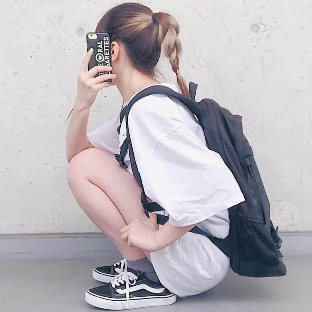 古着女子さんのインスタグラム写真 - (古着女子Instagram)「＼だぼだぼポロシャツのワンピース👕／﻿﻿ ﻿ 古着女子は”だぼだぼであるほどいい”。﻿ ﻿ 基本はXLサイズ以上のものを、できればXXXLくらいのサイズ感がベスト✨﻿ ﻿ 夏はサラッと1枚で🌞ワンピース風に着ると、女の子らしく可愛くシンプルに着こなせます💕﻿ ﻿ だけど1つ注意点！ボトムスには見えても恥ずかしくないデニムパンツは忘れずに・・・！﻿ 「えっちゃんと下履いてるの？😵」﻿ って心配されちゃう可能性大・・・！﻿ ﻿ チラ見せさせるなら、チェック柄などの柄のショーパンをあわせるとちょっと見えた時にオシャレに🥺﻿ シンプルすぎて寂しいなぁ？と感じたら、帽子やバッグなどのアイテムでアクセントを足してみてください💗﻿ ﻿ 💡ワンポイント﻿ ・みつあみにバケットハット﻿ ・ポニーテールとボディバック﻿ はスポーティーで夏らしくておしゃれな組み合わせ🌻﻿ ﻿ ﻿﻿﻿ ﻿ ﻿﻿﻿ 🏡古着女子がプロデュースする古着ショップを紹介🏡﻿﻿﻿﻿ ・9090ナインティナインティ @9090s_ 👖👟﻿﻿﻿﻿ ・ひとくち ﻿ @o0_hitokuchi_ 🐻🍯﻿﻿﻿ ﻿﻿﻿﻿ ﻿﻿﻿﻿ 🌼公式LINE@→@furuzyo で検索🌼﻿﻿﻿﻿ LINE@だけのお知らせや古着の疑問にも答えます！﻿﻿﻿﻿ ﻿﻿﻿﻿ ﻿﻿﻿﻿ 古着を素敵に着こなしてる女性の方をRepostでご紹介させていただきます🐒写真は全てご本人様に【掲載許諾】をとっております💓﻿﻿﻿﻿ ﻿﻿﻿﻿ ﻿﻿﻿ ﻿﻿﻿﻿﻿ #ビッグシルエット #だぼだぼ #ポロシャツコーデ #フルジョ #古着 #古着女子 #今日のコーデ #お洒落さんと繋がりたい #コーデ #古着コーデ #きょコ #ファッションコーデ #古着男子 #着回しコーデ #服好きな人と繋がりたい #古着好きと繋がりたい #ゆるコーデ #ガーリーコーデ #ガーリー #レディース古着 #スニーカー女子 #着画 #古着mix #古着好き #韓国コーデ #メンズライク #古着ファッション ﻿#だぼだぼコーデ #tシャツコーデ」6月6日 17時54分 - furuzyo