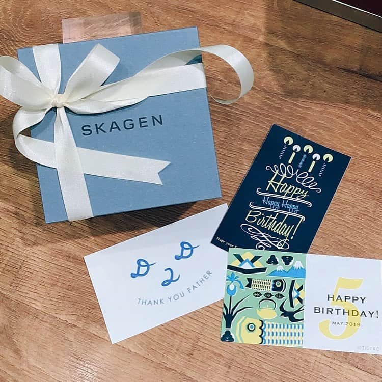TiCTACさんのインスタグラム写真 - (TiCTACInstagram)「「SKAGEN」左から¥18,000+tax 、¥20,000+tax、¥19,000+tax 北欧デンマークの自然や文化にインスパイアされたライフスタイルブランド、スカーゲン。父の日やお誕生日のプレゼントにもおすすめです。 #skagen #スカーゲン #skagenwatch  #skagendenmark  #北欧デザイン #北欧スタイル #tictac #watch #チックタック時計店 #時計 #腕時計 #pairwatch  #ペアウォッチ #お揃いの時計 #おそろいの時計 #腕時計の贈り物  #誕生日プレゼント時計  #記念日プレゼント時計 #シンプルスタイル  #シンプルデザイン #クリスマスプレゼント時計 #時計クリスマスプレゼント  #腕時計コーデ #チックタックレイクタウン店 #父の日プレゼント」6月6日 17時56分 - tictac_press