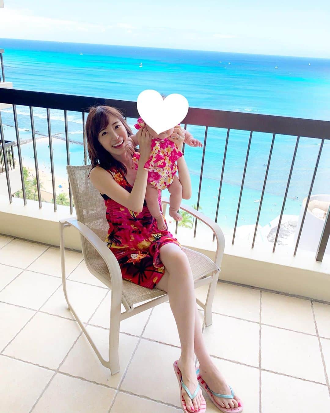 小林真由のインスタグラム：「⋆﻿ ⋆﻿ 今回の旅はコンドミニアムに泊まりました🌺﻿ 波の音が心地よくて..﻿ この景色ずっと見ていたかったな〜🍍💛﻿ ﻿ 帰りの飛行機では“モアナと伝説の海”を娘と観ながら一人で﻿浸り🏄‍♀️﻿ 今日は帰国して早々、慌ただしい日🥥﻿ あつい...🤙🏾﻿ ﻿ #hawaii #Honolulu #waikiki #travel #condominium #hotel #ハワイ #ホノルル #ワイキキ #コンドミニアム #ハワイ旅行  #ハワイ旅 #旅行 #家族旅行 #子連れ旅行 #3世代 #3世代旅行 #アロハ #モアナと伝説の海 #映画」