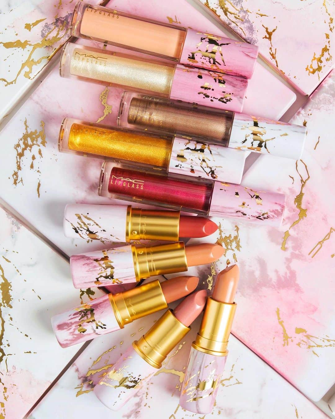 M∙A∙C Cosmetics Japanのインスタグラム：「⠀ 異なる質感の組み合わせを楽しめる2019年ブロンズコレクション、 M·A·C エレクトリック ワンダーで リップメイクを楽しんで💋♥ ⠀ #MACElectricWonder #MACエレクトリックワンダー ⠀ *公式オンラインショップ、全国店舗 6/7発売 *表参道ヒルズ店は5/28より先行発売中！ ⠀ ⠀ DESIGN: M·A·C ARTIST RINO KASAI @rino416⠀@macprotokyo PHOTO: @takaki_iwata ⠀ ⠀ ⠀ ⠀ ⠀ #MACCosmeticsJapan #MACコスメ #MACCosmetics  #MyArtistCommunityJP  #MACArtistChallenge #MAC #コスメ #メイク #リップメイク #MACリップメイク #リップグロス #グロス #ブロンズメイク #限定 #大理石」